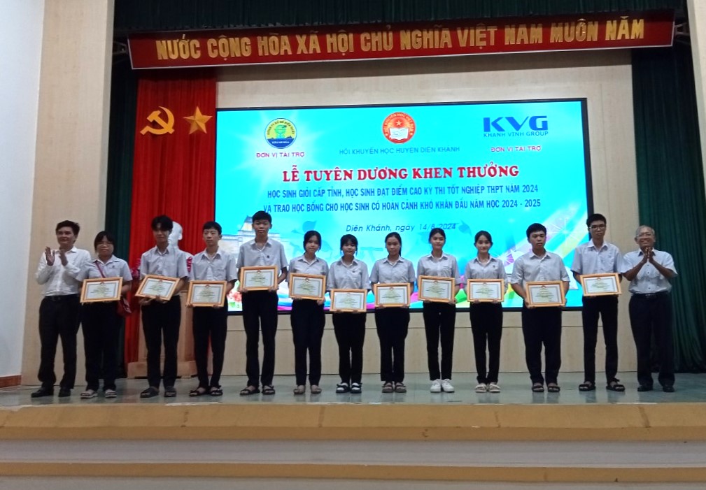 Các học sinh nhận khen thưởng. 