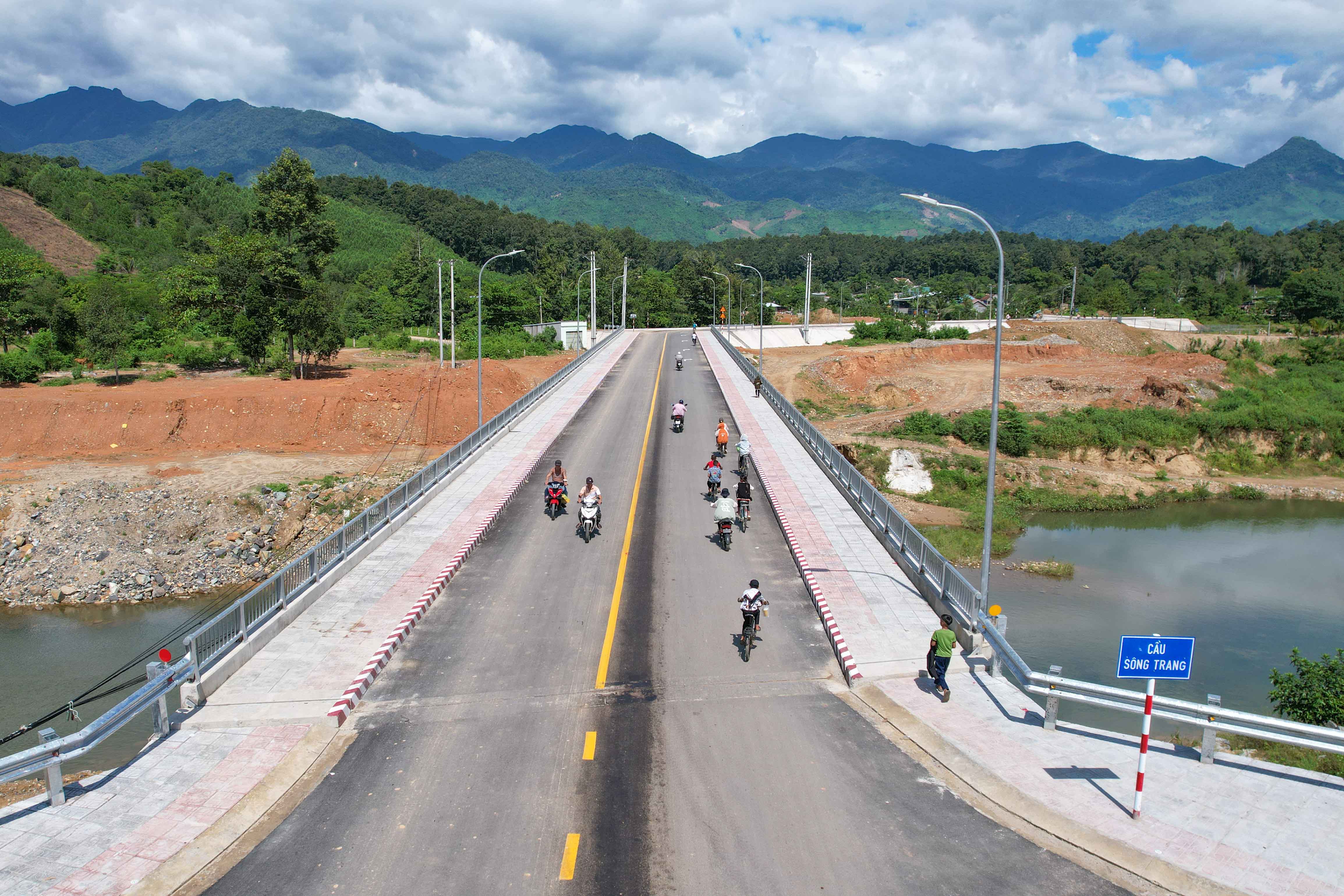 Cây cầu nối bờ vui