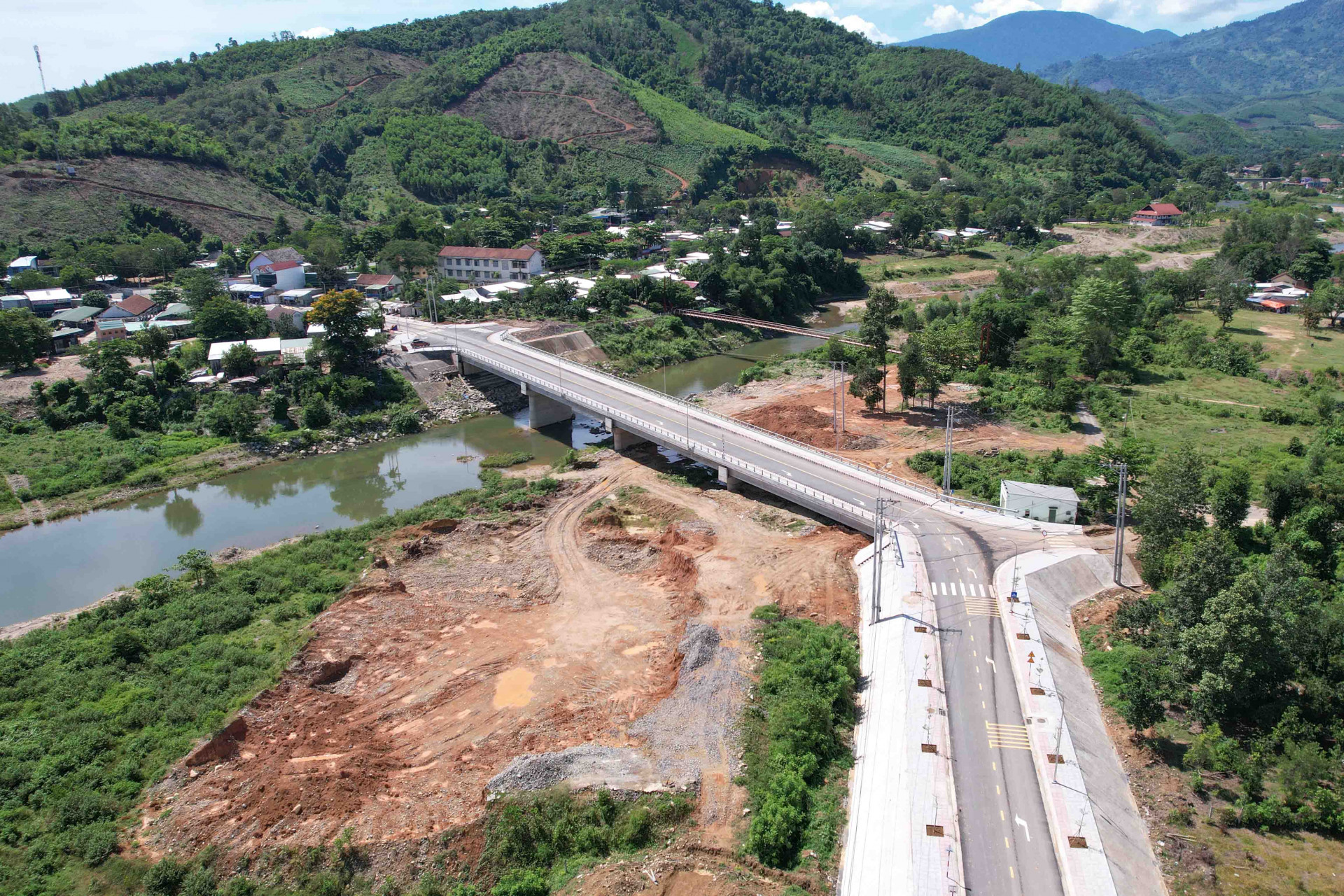 Cầu Sông Trang được đưa vào sử dụng đáp ứng nhu cầu đi lại của người dân.
