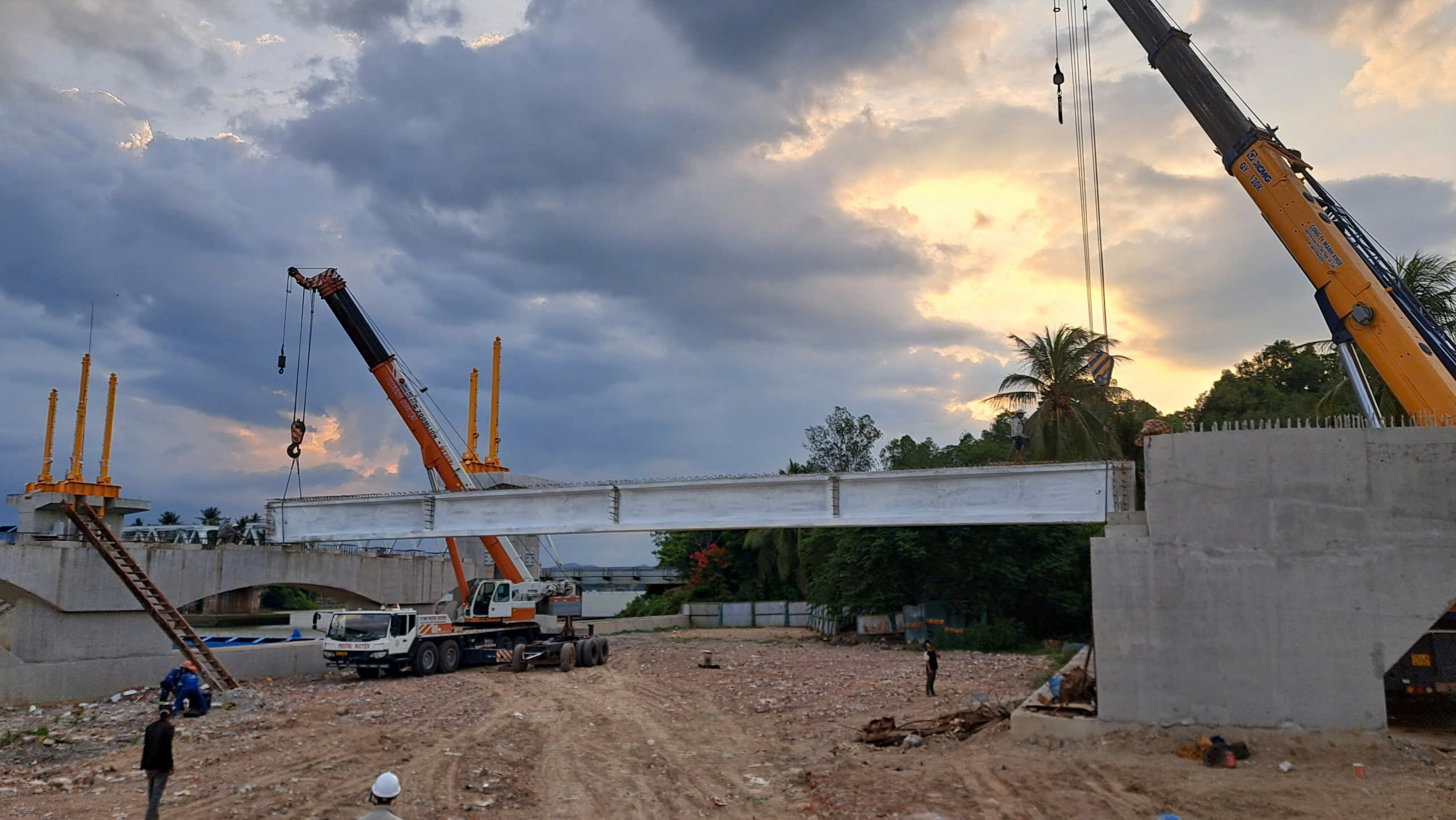 Dự án Đập ngăn mặn trên sông Cái Nha Trang: Đã lao lắp thành công phiến dầm đầu tiên