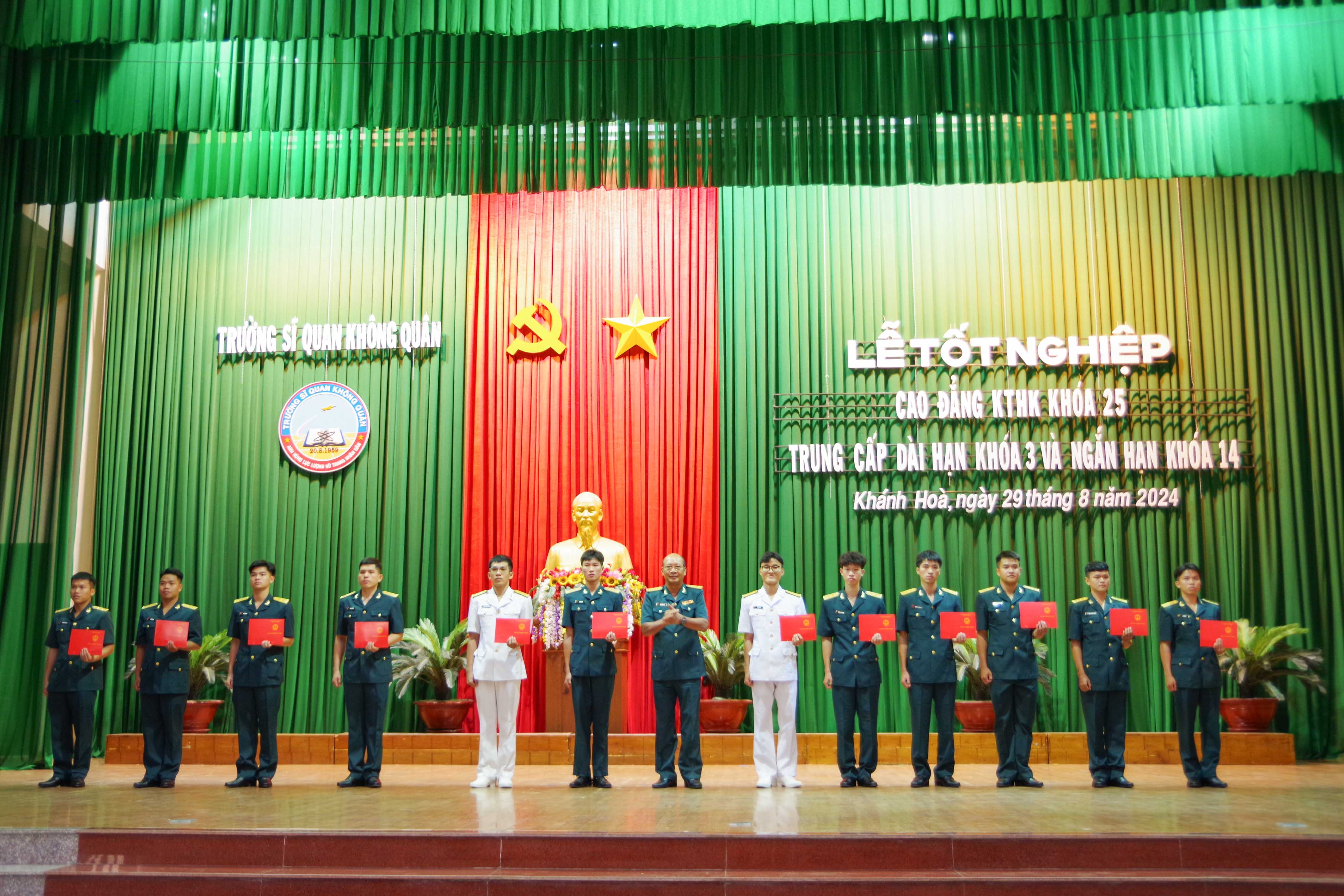 Trường Sĩ quan Không quân: Tổ chức lễ tốt nghiệp các khóa Kỹ thuật hàng không