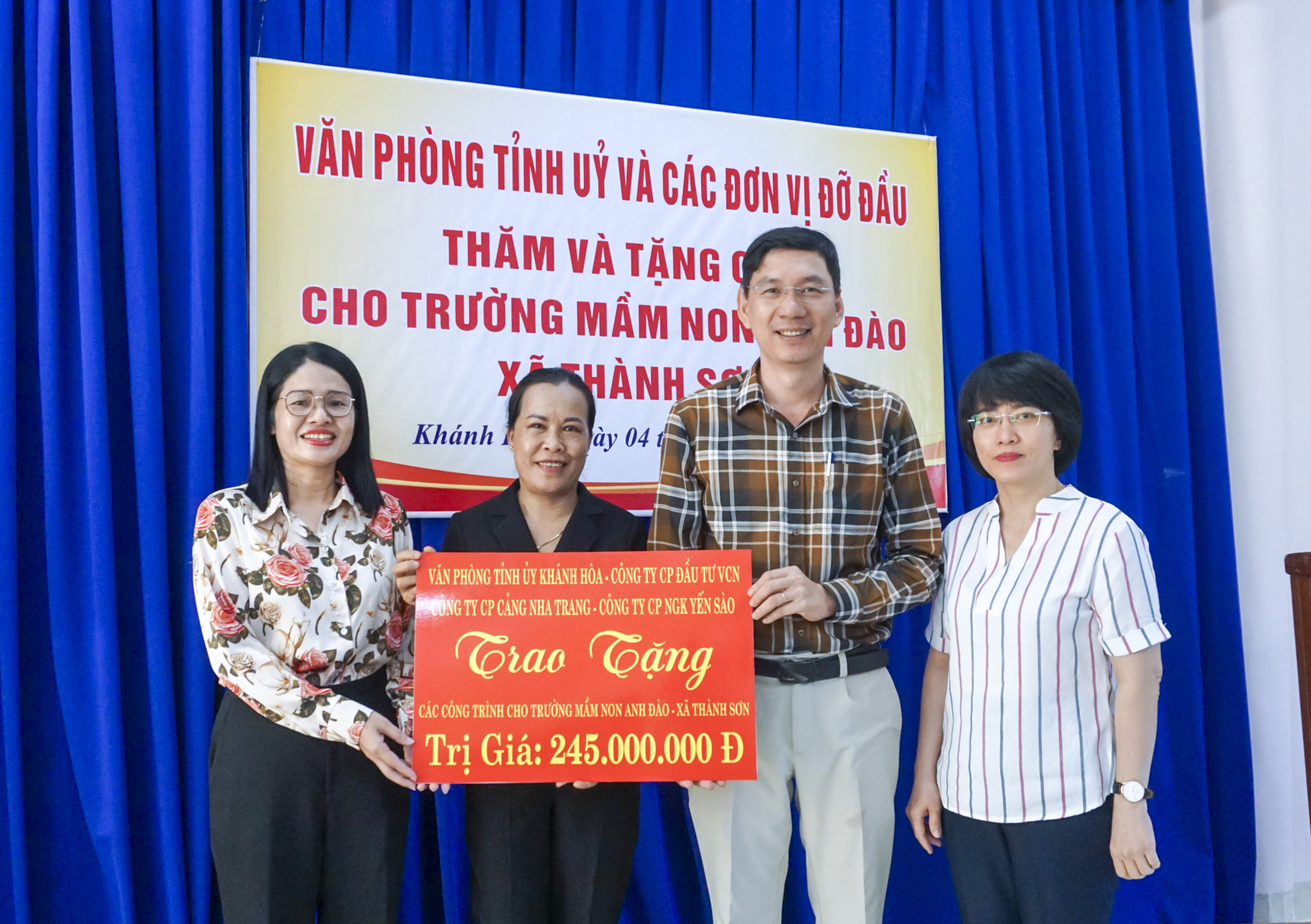 Lãnh đạo Văn phòng Tỉnh ủy và các đơn vị giúp đỡ xã Thành Sơn trao quà cho Trường Mầm non Anh Đào