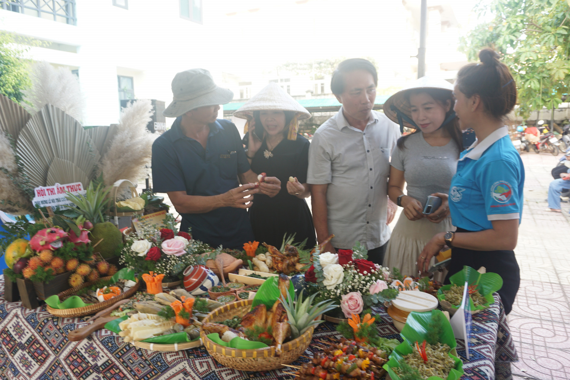 Du khách dự lễ hội trái cây Khánh Sơn tham quan, dùng thử một số món ăn đặc sắc của núi rừng Khánh Sơn tại hội thi ẩm thực