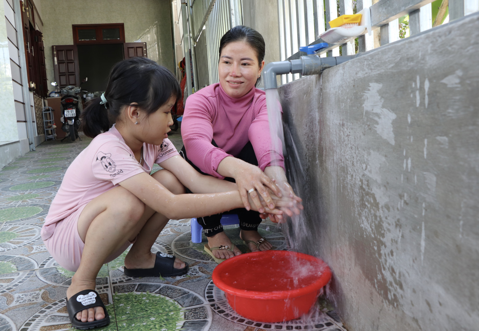 Từ vốn vay của Ngân hàng Chính sách xã hội, gia đình chị Nguyễn Nữ Y K đầu tư công trình cấp nước sạch để phục vụ sinh hoạt.