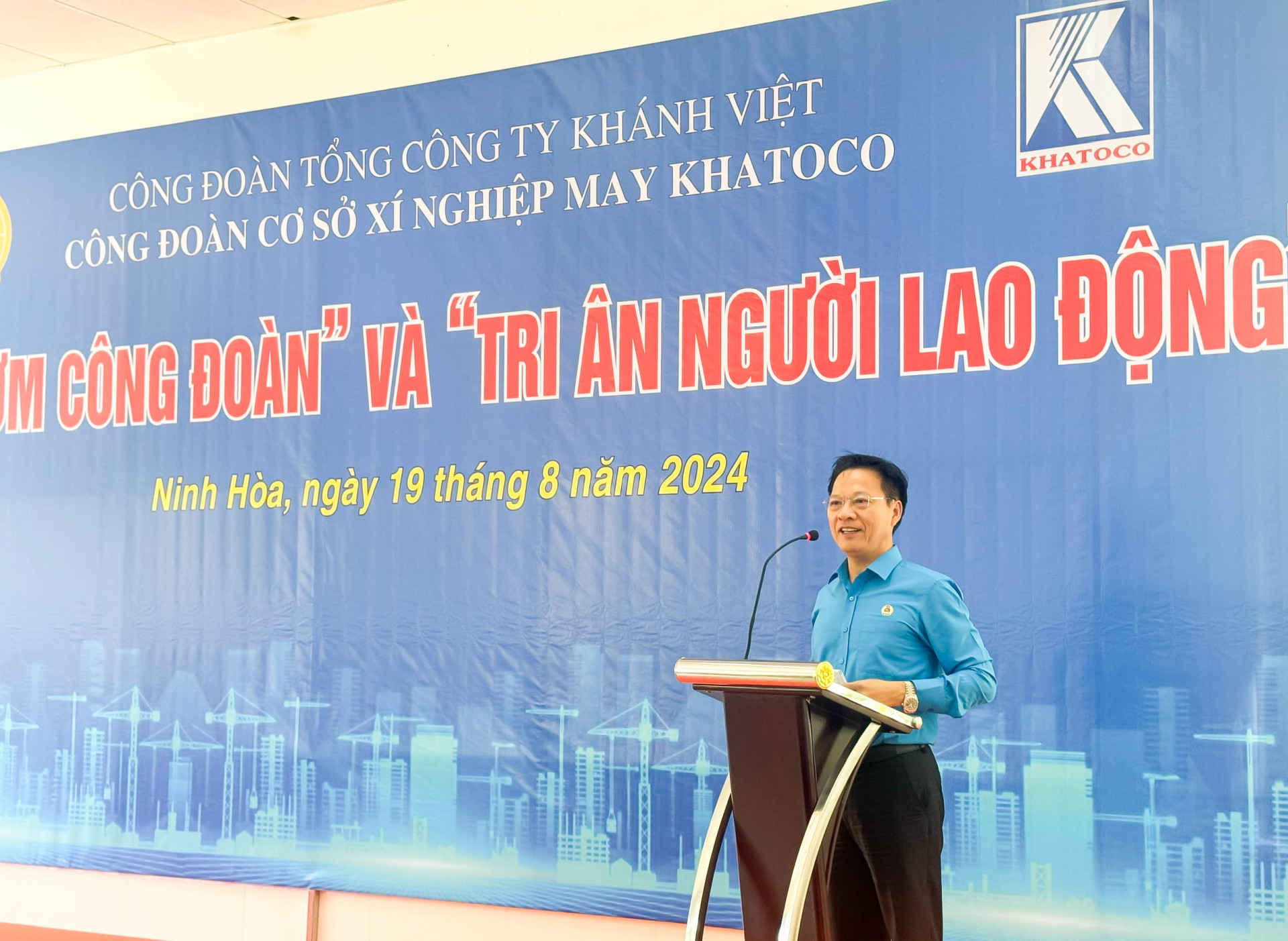 Ông Phan Thanh Liêm – Chủ tịch Liên đoàn Lao động tỉnh Khánh Hòa chia sẻ tại chương trình