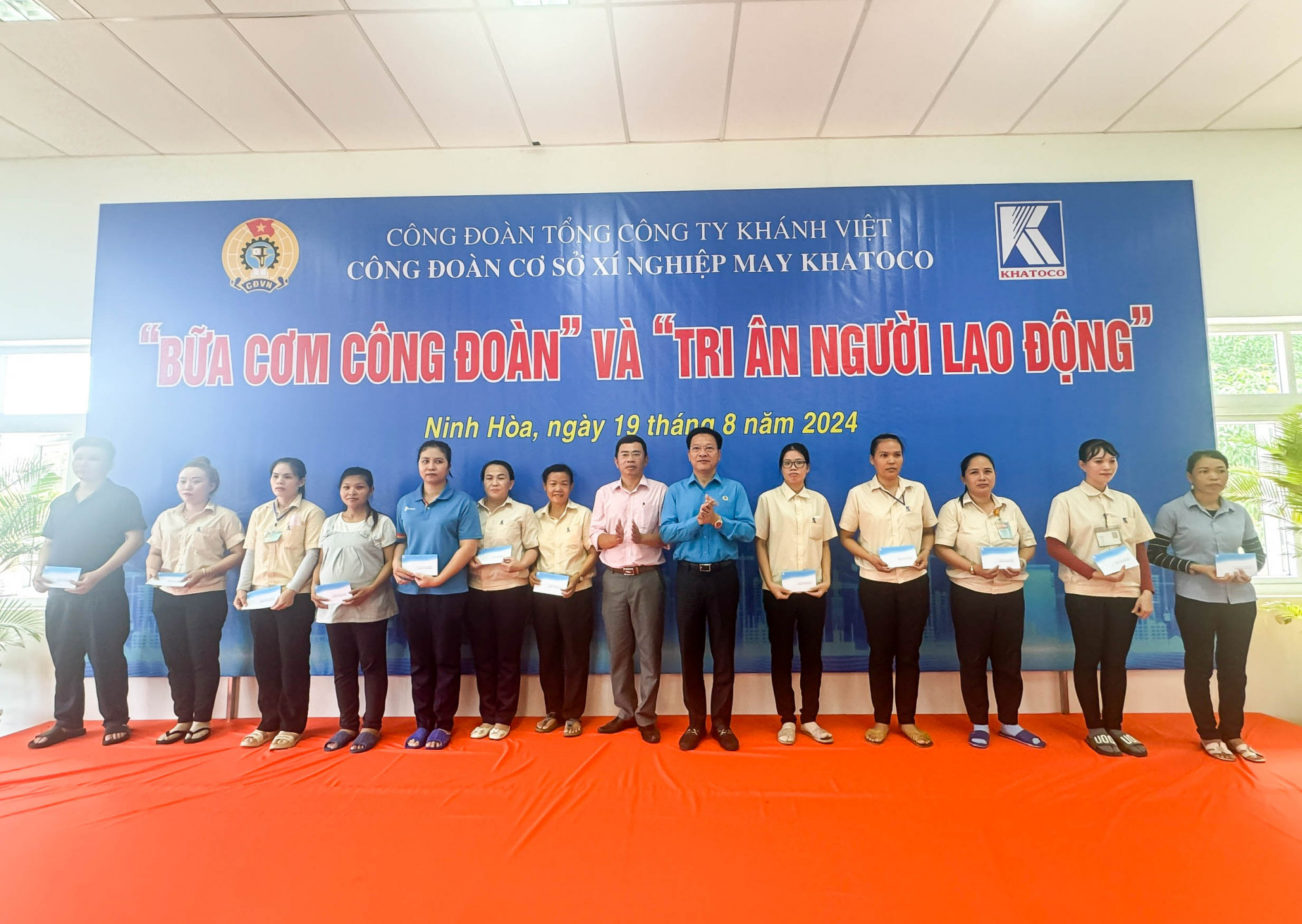 Đại diện Liên đoàn Lao động tỉnh Khánh Hòa và Công đoàn Tổng công ty Khánh Việt trao quà cho đoàn viên, người lao động khó khăn tại Bữa cơm Công đoàn được tổ chức tại Xí nghiệp may Khatoco