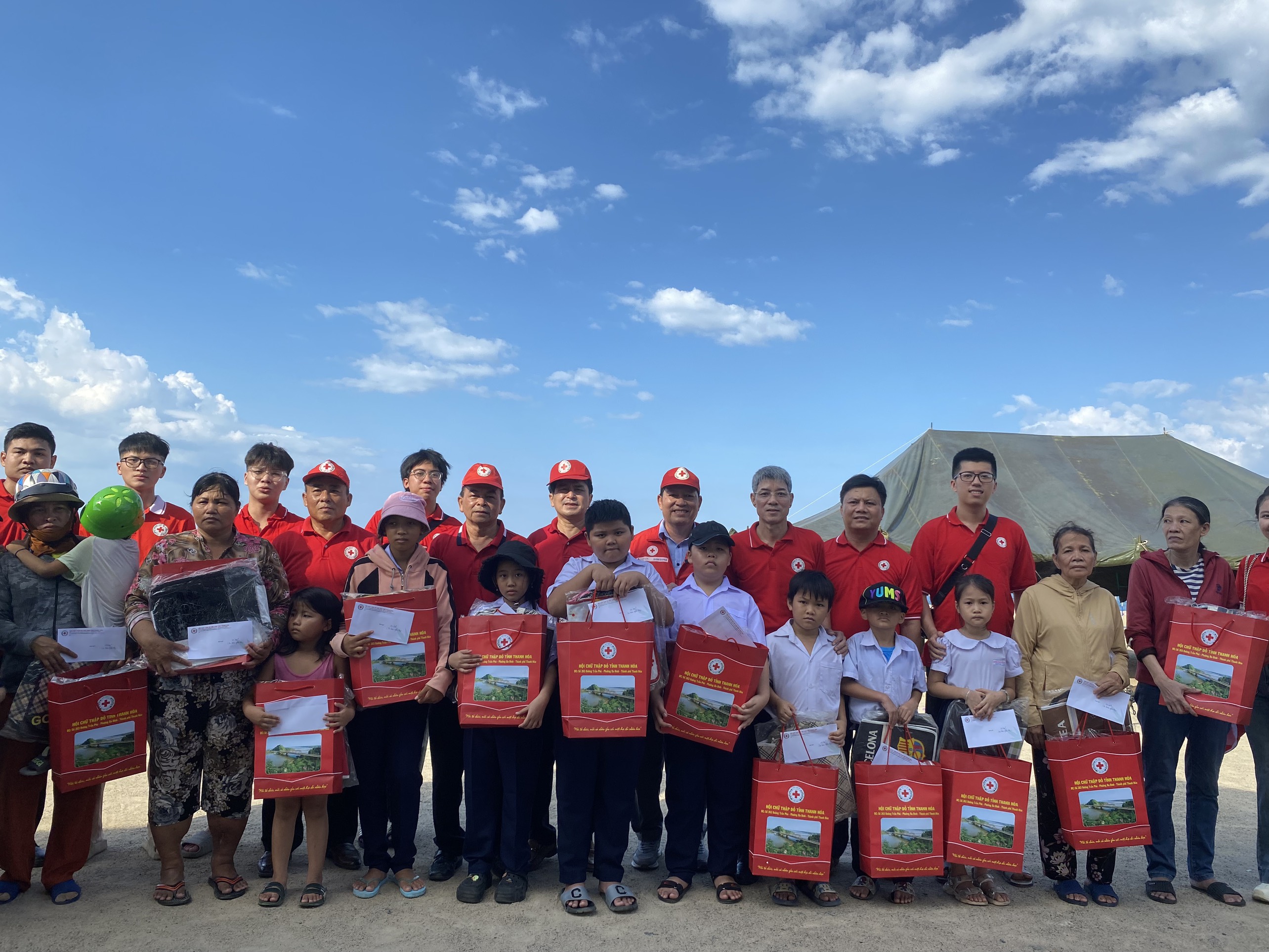 Hội Chữ thập đỏ tỉnh Khánh Hòa: Trao tặng 62 suất quà cho trẻ có hoàn cảnh khó khăn TP. Nha Trang