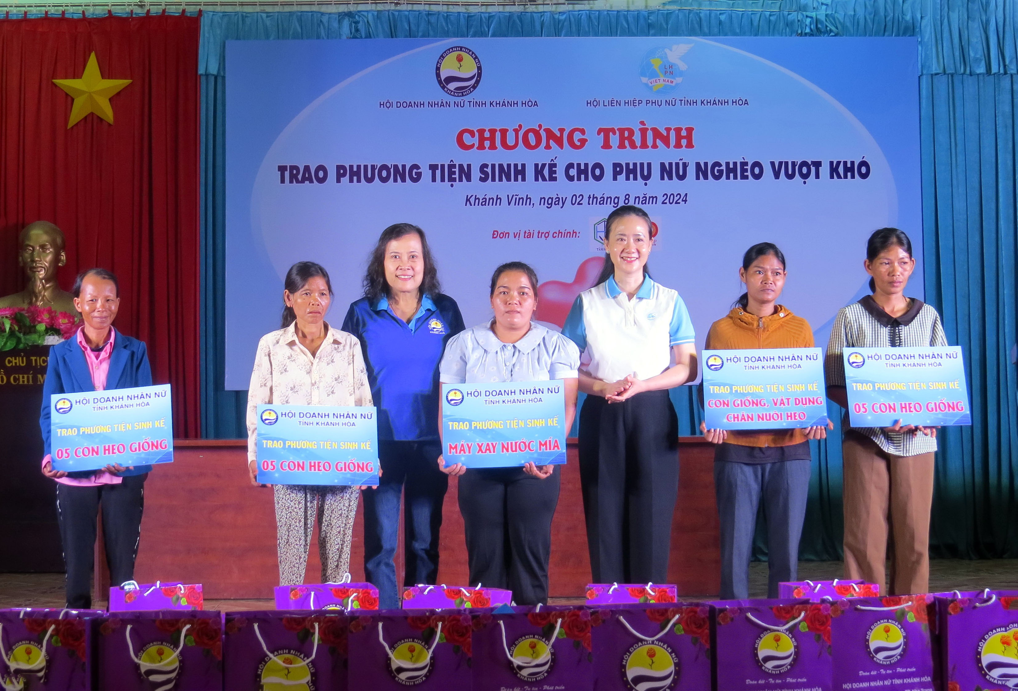 Trao phương tiện sinh kế cho phụ nữ nghèo vượt khó ở Khánh Vĩnh