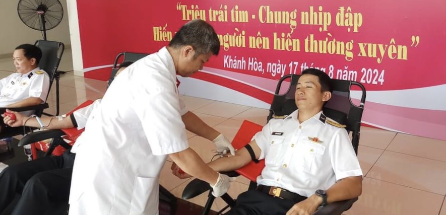 Hơn 600 cán bộ, chiến sĩ, học  viên Học  viện Hải quân tham gia hiến máu tình nguyện