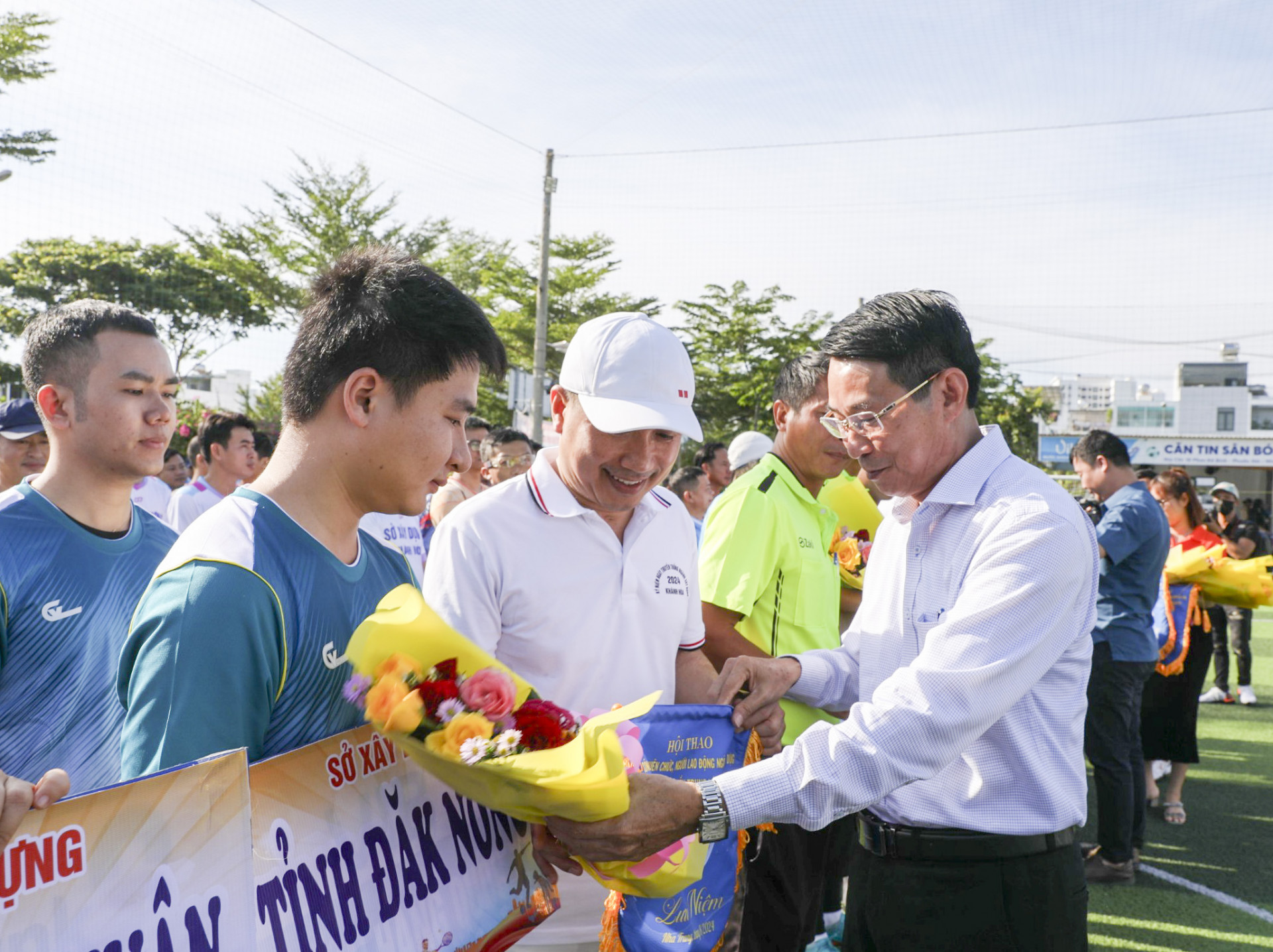 Đồng chí Đinh Văn Thiệu tặng hoa chúc mừng các đoàn vận động viên.