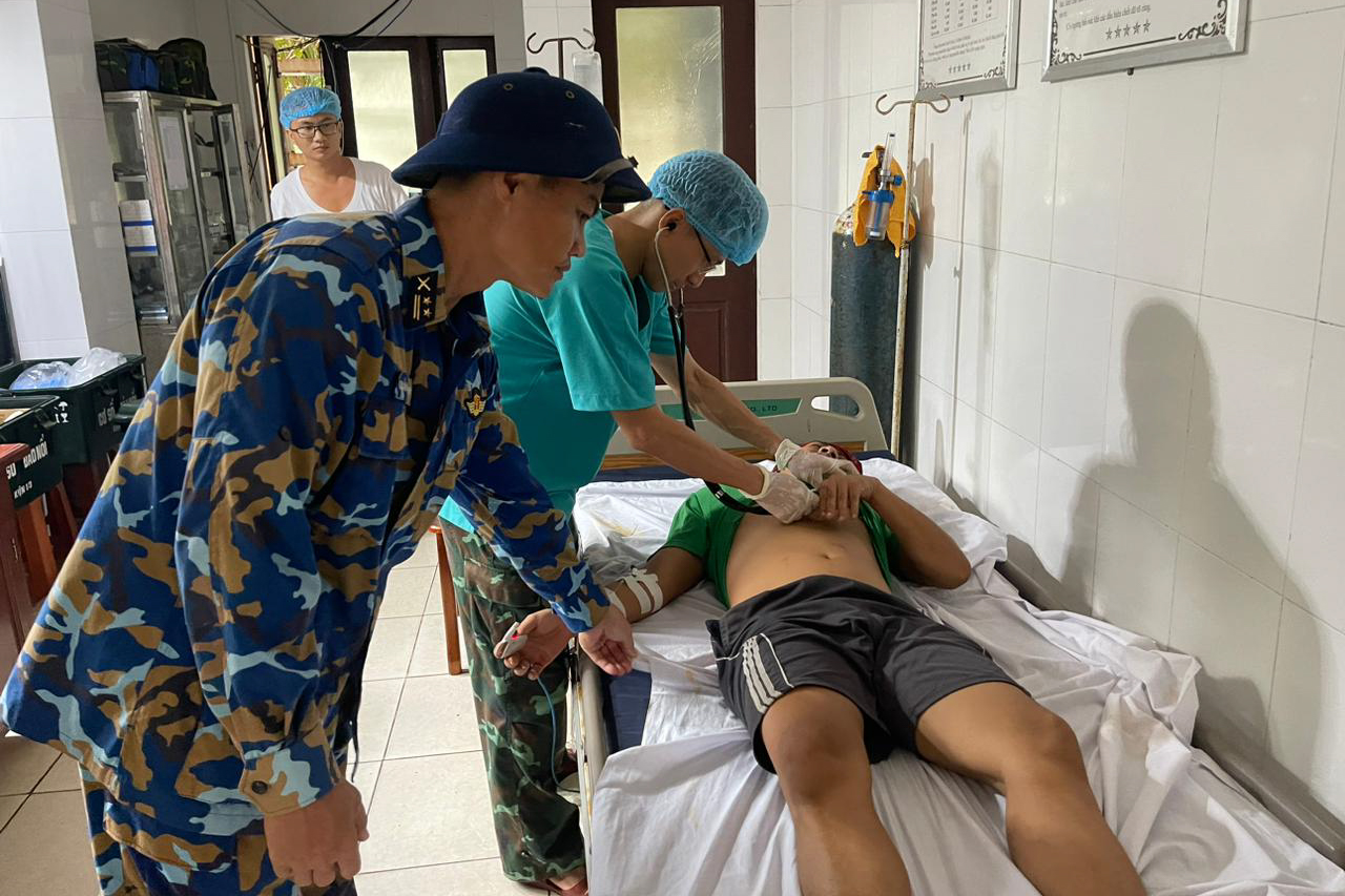 Bệnh xá đảo Trường Sa cấp cứu ngư dân bị tai nạn lao động trên biển