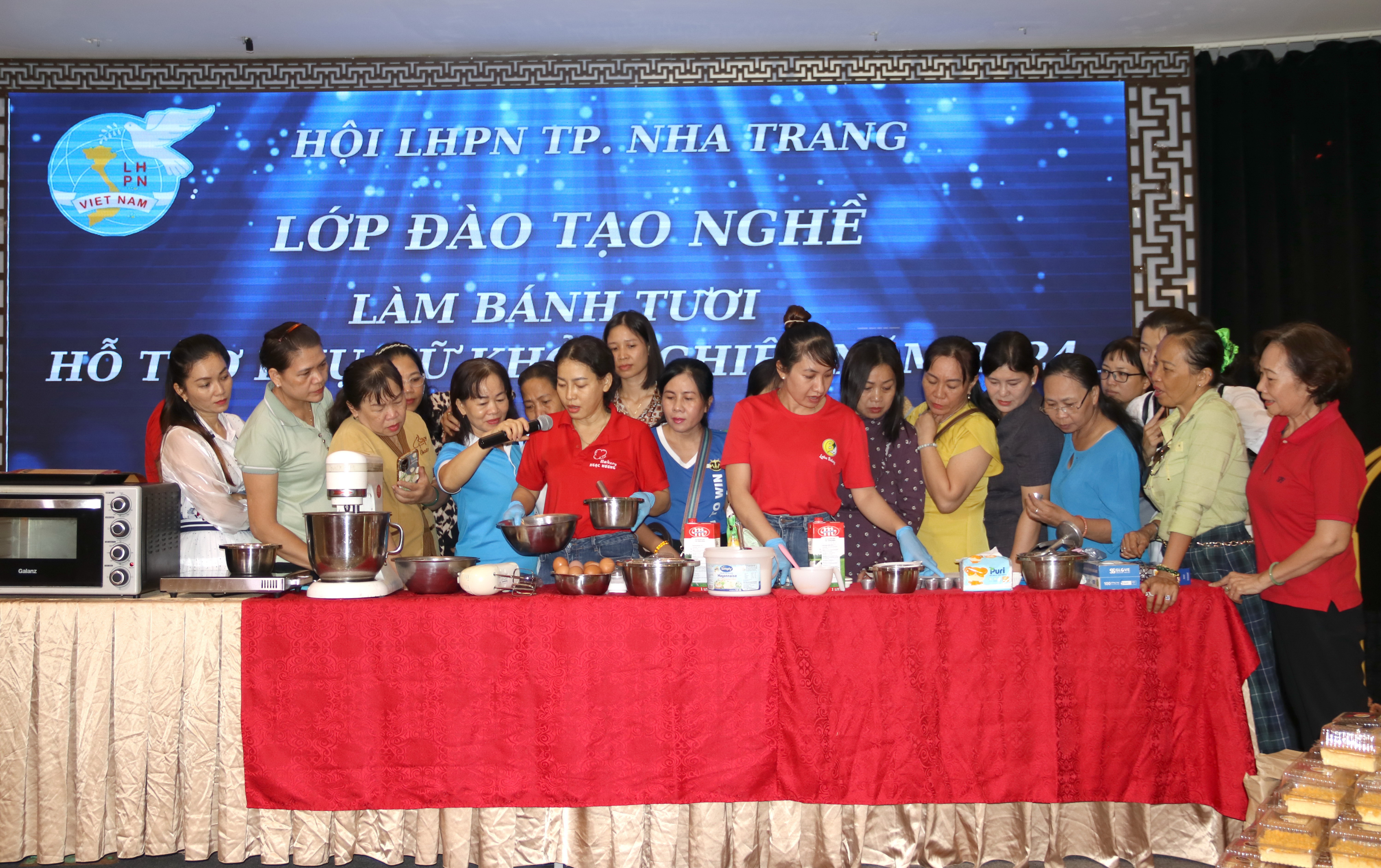 Hội Liên hiệp Phụ nữ TP. Nha Trang:: Mở lớp đào tạo nghề làm bánh tươi cho 120 phụ nữ