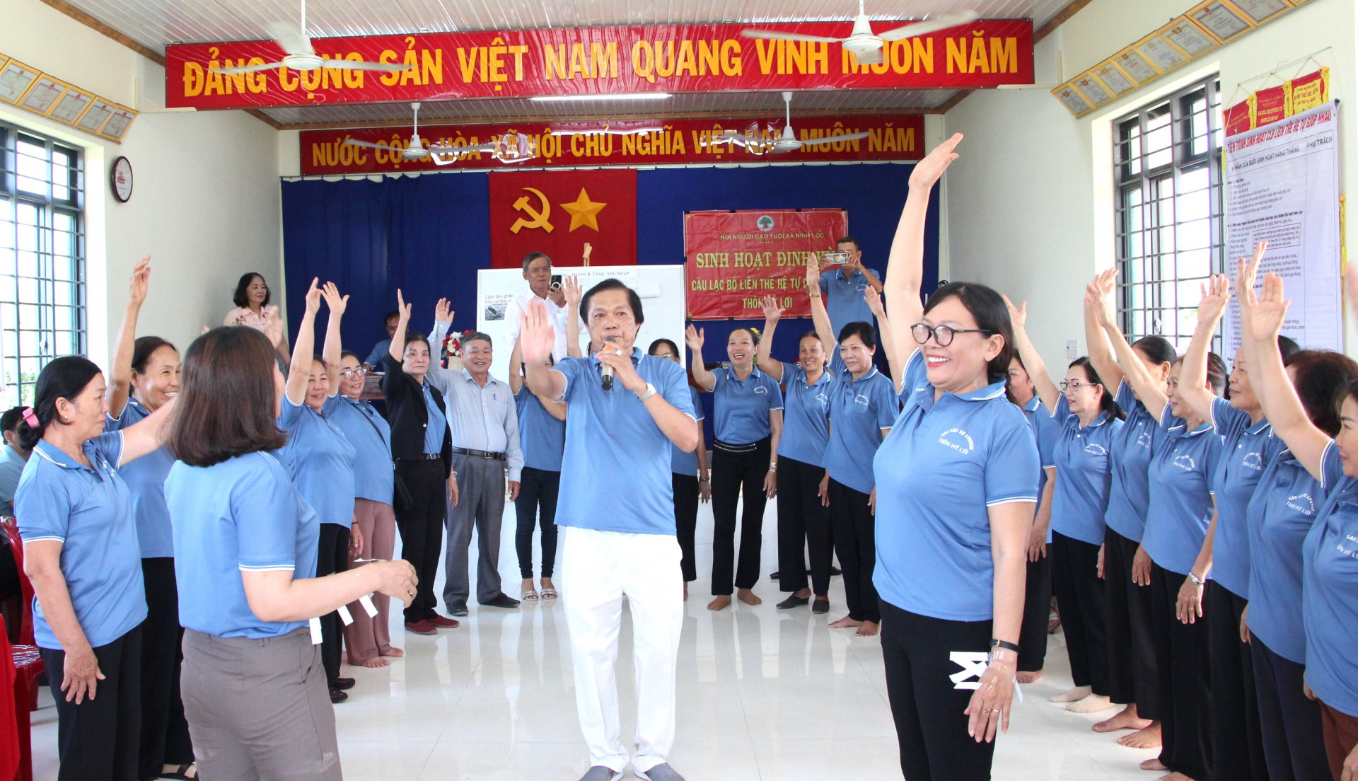 Các thành viên Câu lạc bộ Liên thế hệ tự giúp nhau thôn Mỹ Lợi chơi các trò chơi vui nhộn.