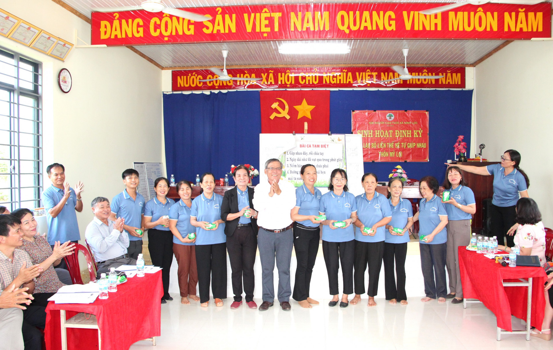 Ban đại diện Hội người cao tuổi thị xã Ninh Hòa tặng quà cho những thành viên đạt số điểm cao tại buổi sinh hoạt.