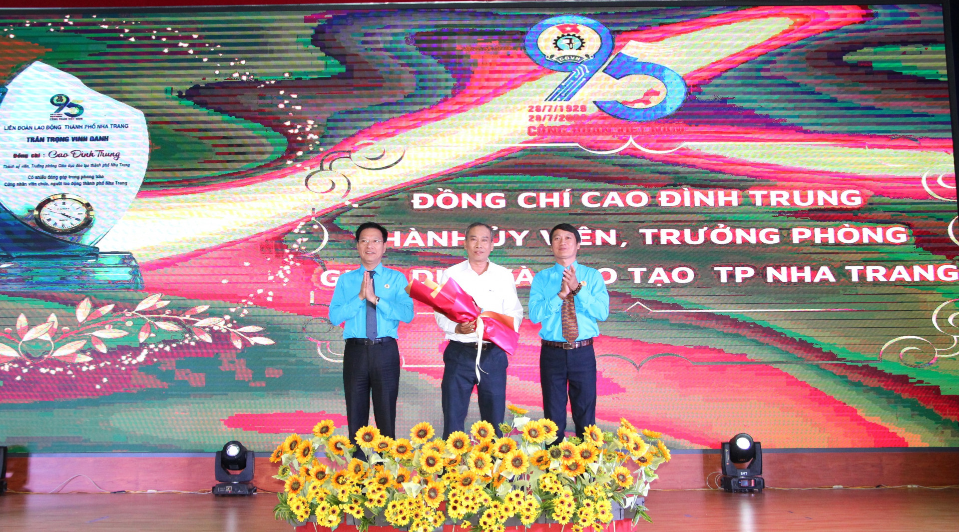 Ông Phan Thanh Liêm - Chủ tịch Liên đoàn Lao động tỉnh (bên trái) và ông Ngô Anh Duyệt - Chủ tịch Liên đoàn Lao động TP. Nha Trang vinh danh cán bộ lãnh đạo các phòng, ban có nhiều đóng góp cho hoạt động công đoàn.