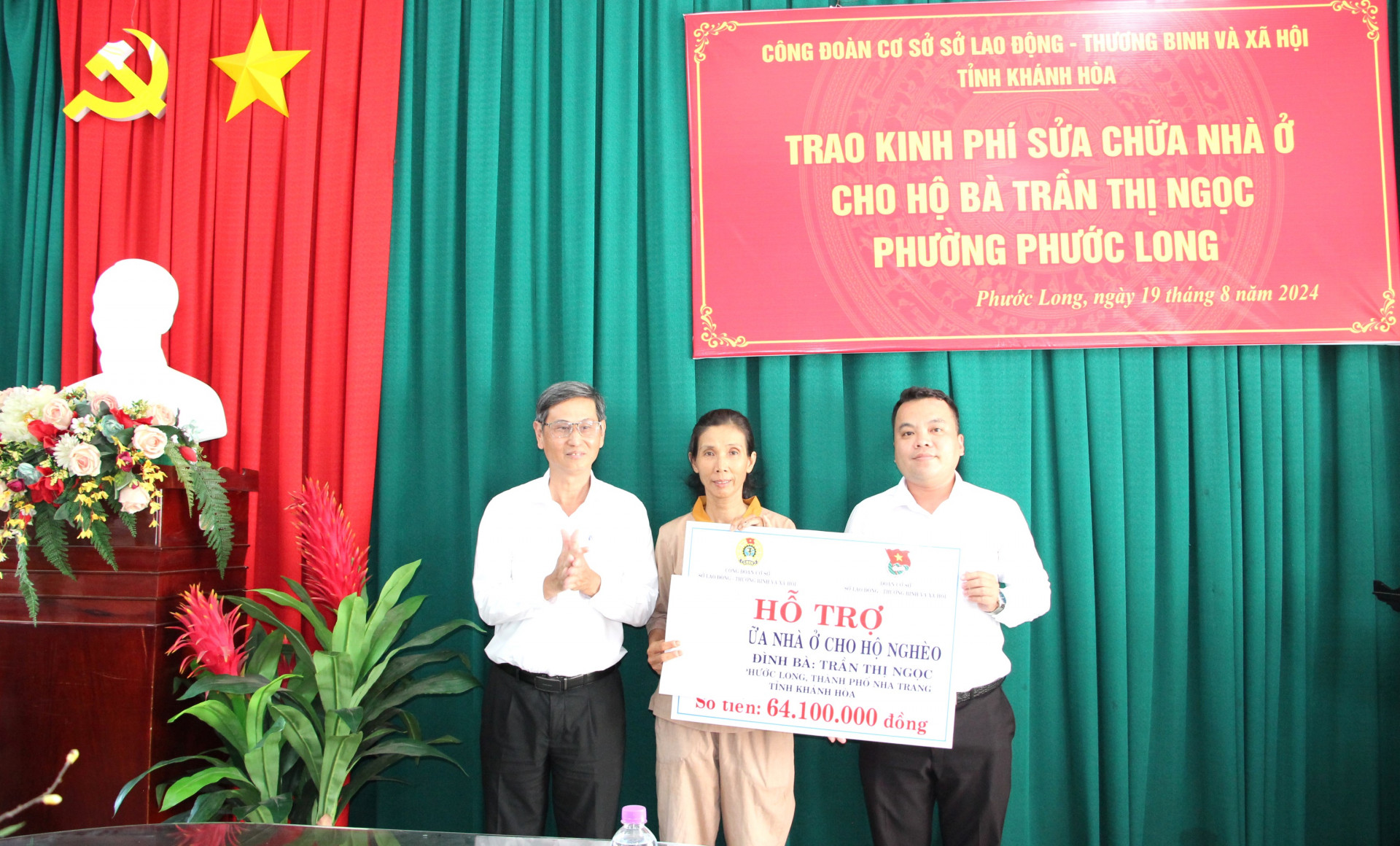 Đại diện Công đoàn cơ sở Sở Lao động – Thương binh và Xã hội trao kinh phí hỗ trợ sửa chữa nhà ở cho gia đình bà Trần Thị Ngọc.