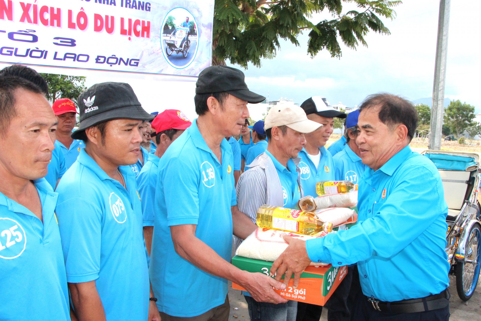 Đại diện Nghiệp đoàn Xích lô Du lịch Nha Trang trao quà cho đoàn viên, người lao động.