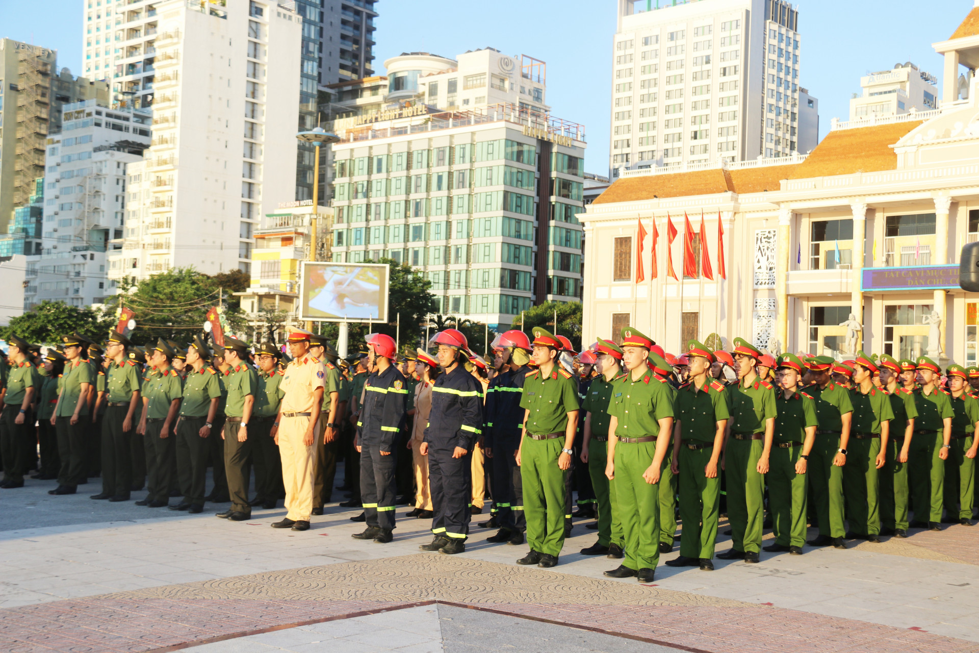 cùng toàn thể cán bộ, chiến sĩ tham dự lễ chào cờ tháng 8