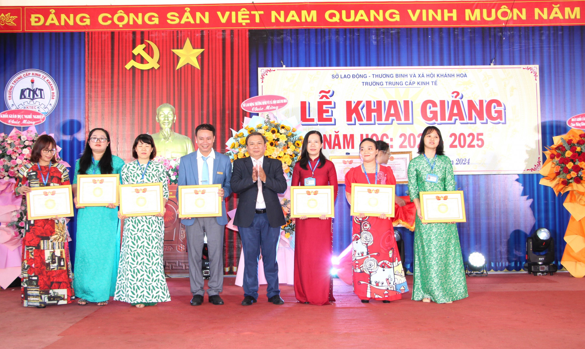 Ông Văn Đình Tri - Phó Giám đốc Sở Lao động - Thương binh và Xã hội trao giấy khen cho những cá nhân xuất sắc.