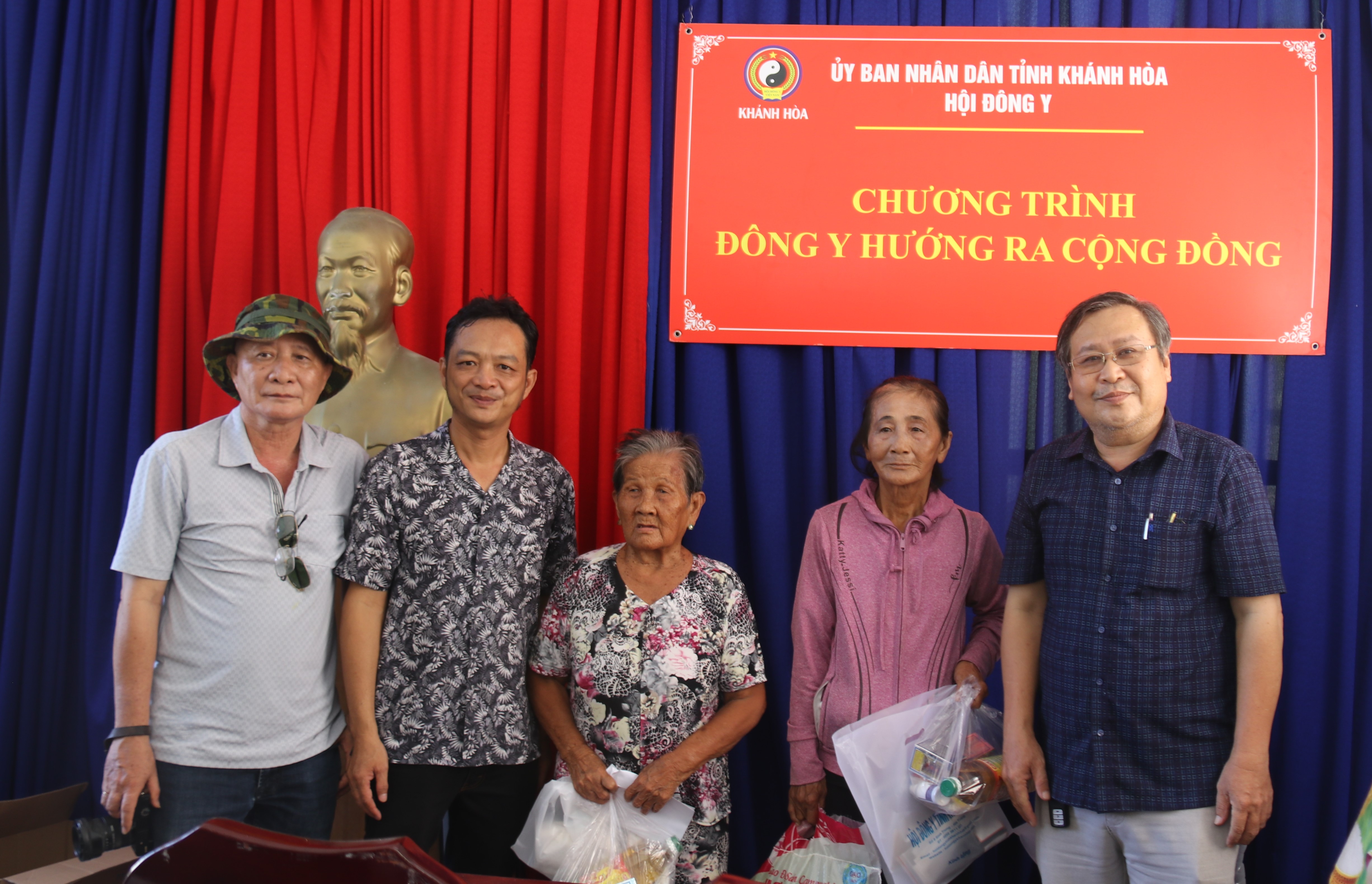 Khám bệnh và tặng quà người dân đảo Bích Đầm