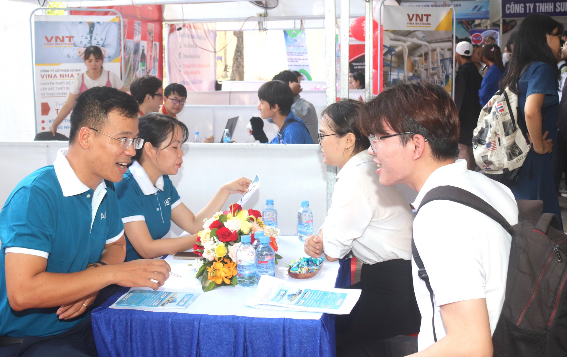 Dong nghiệp tư vấn, tuyển dụng tại ngày hội kết nối việc làm cho sinh viên các trường đại học, cao đẳng trên địa bàn tỉnh.