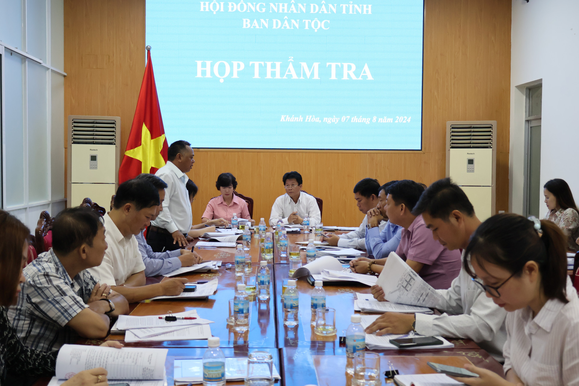 Quang cảnh cuộc họp. 