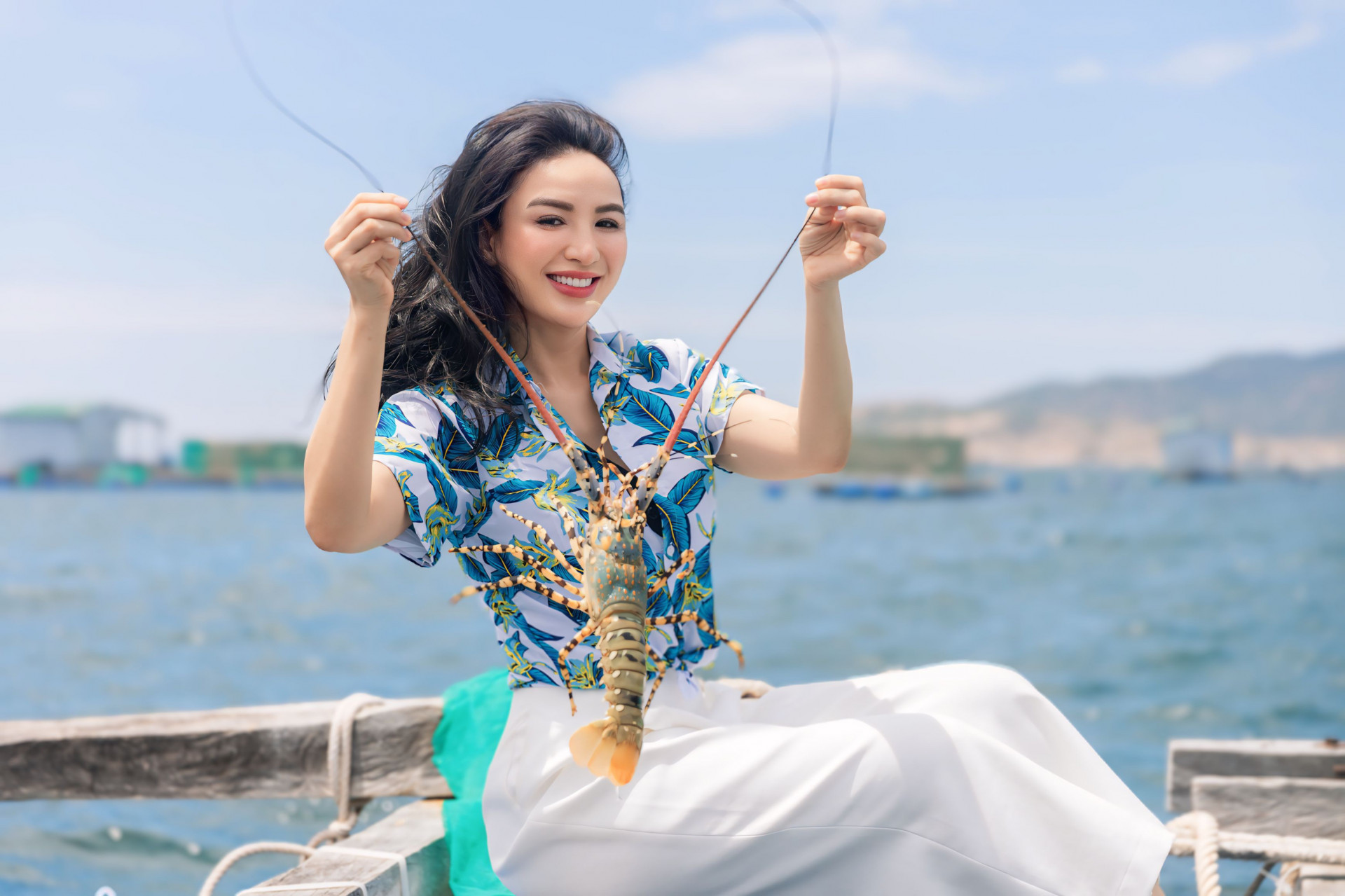 Beauty Ngoc Diem introduces lobters on Binh Ba Island