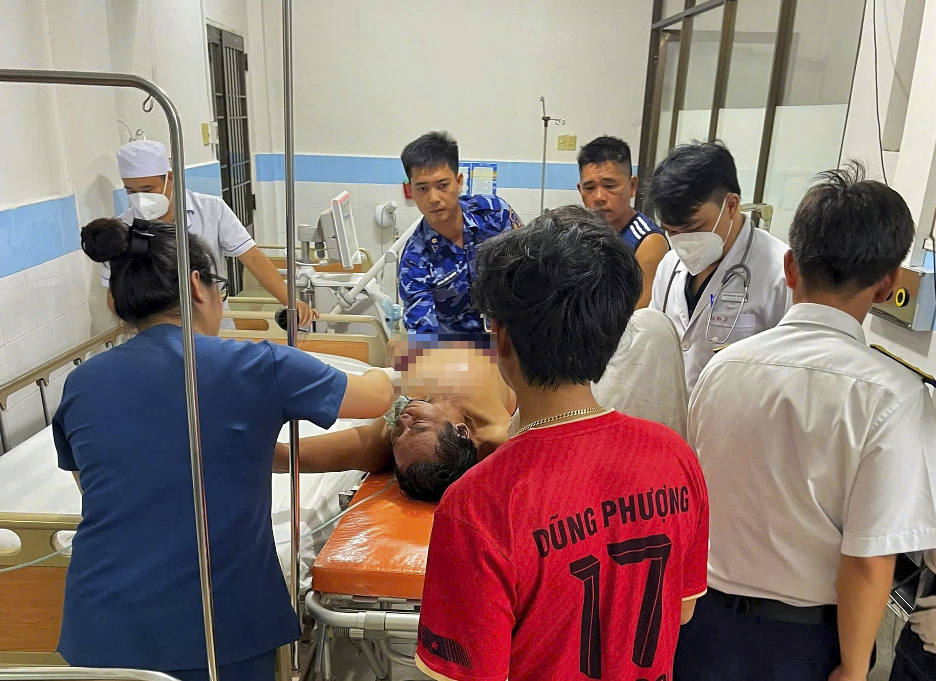 Bộ Tư lệnh Vùng Cảnh sát biển 3 cứu sống ngư dân bị ngạt thở trong hầm cá