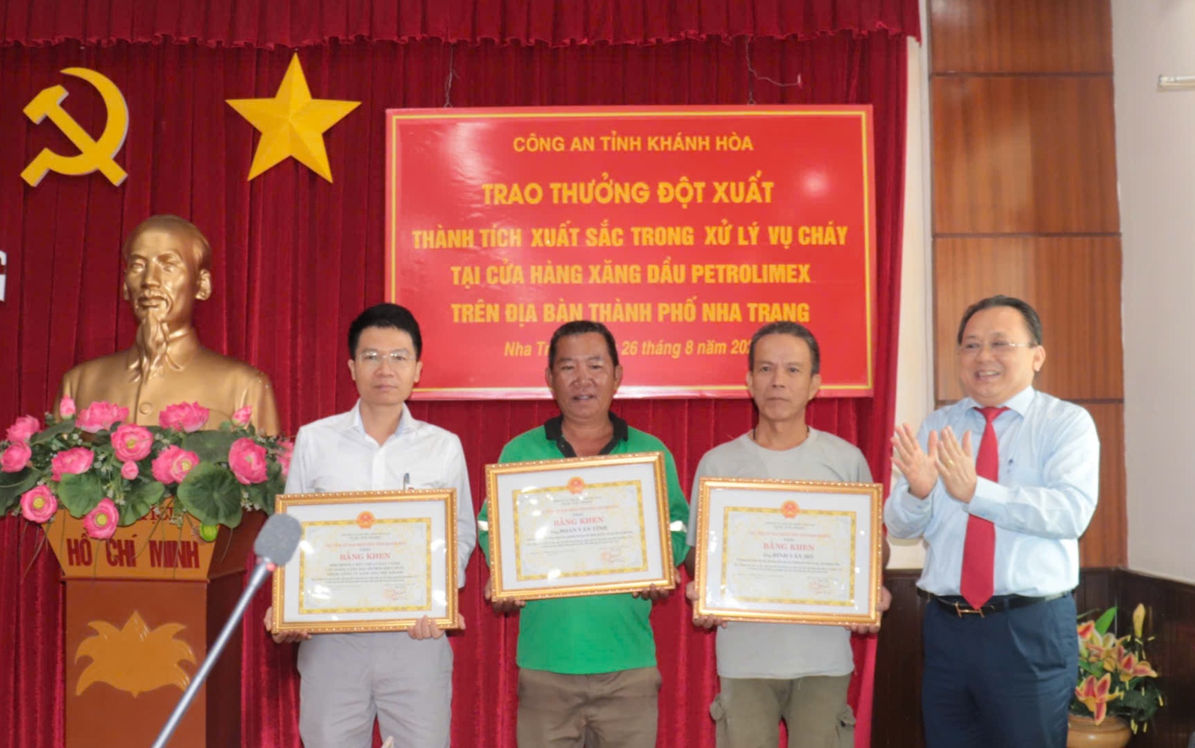 Khen thưởng đột xuất các tập thể, cá nhân có thành tích xuất sắc trong xử lý vụ cháy tại cây xăng ở Nha Trang