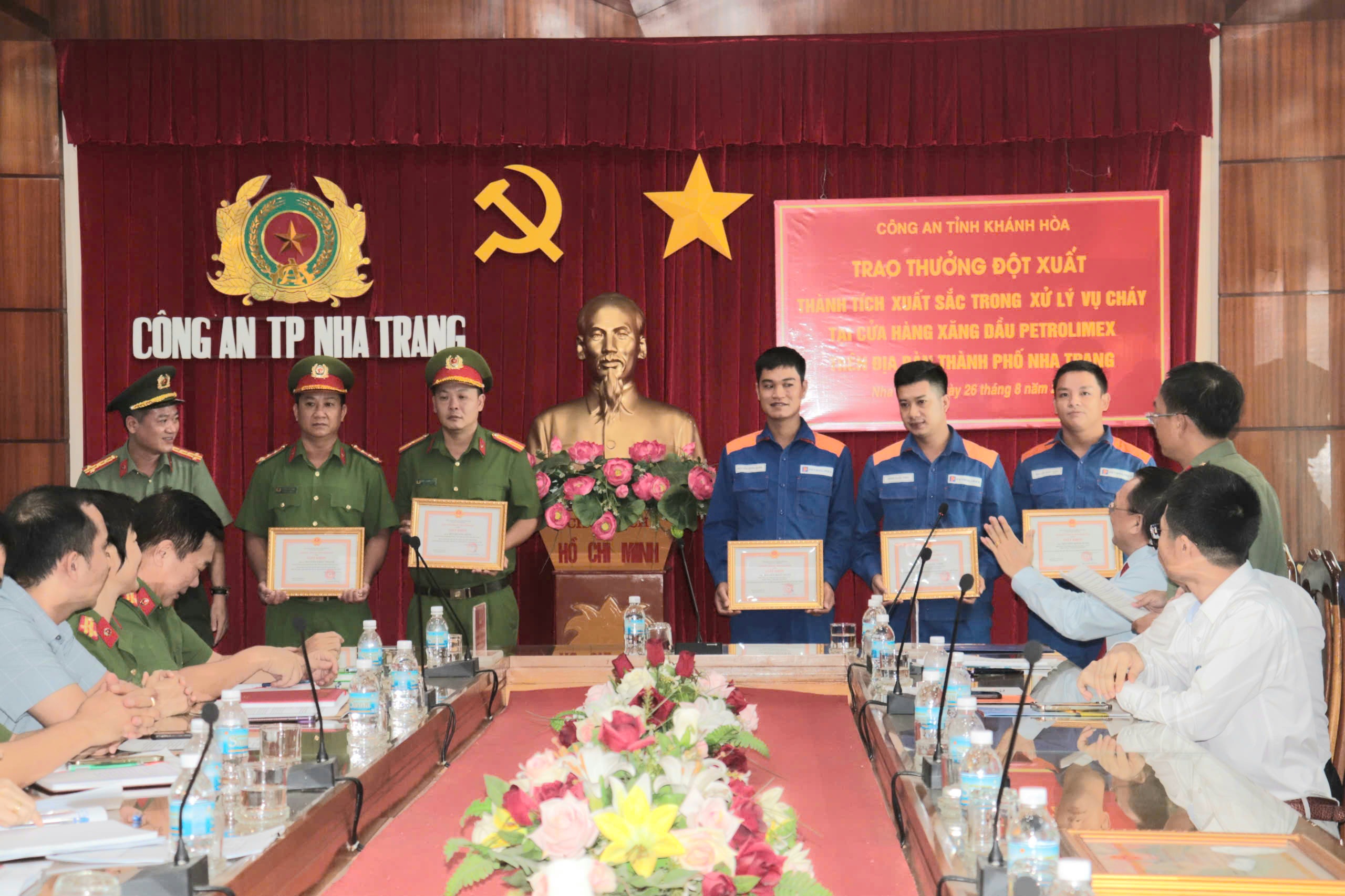 Các cá nhân nhận giấy khen của Công an tỉnh.