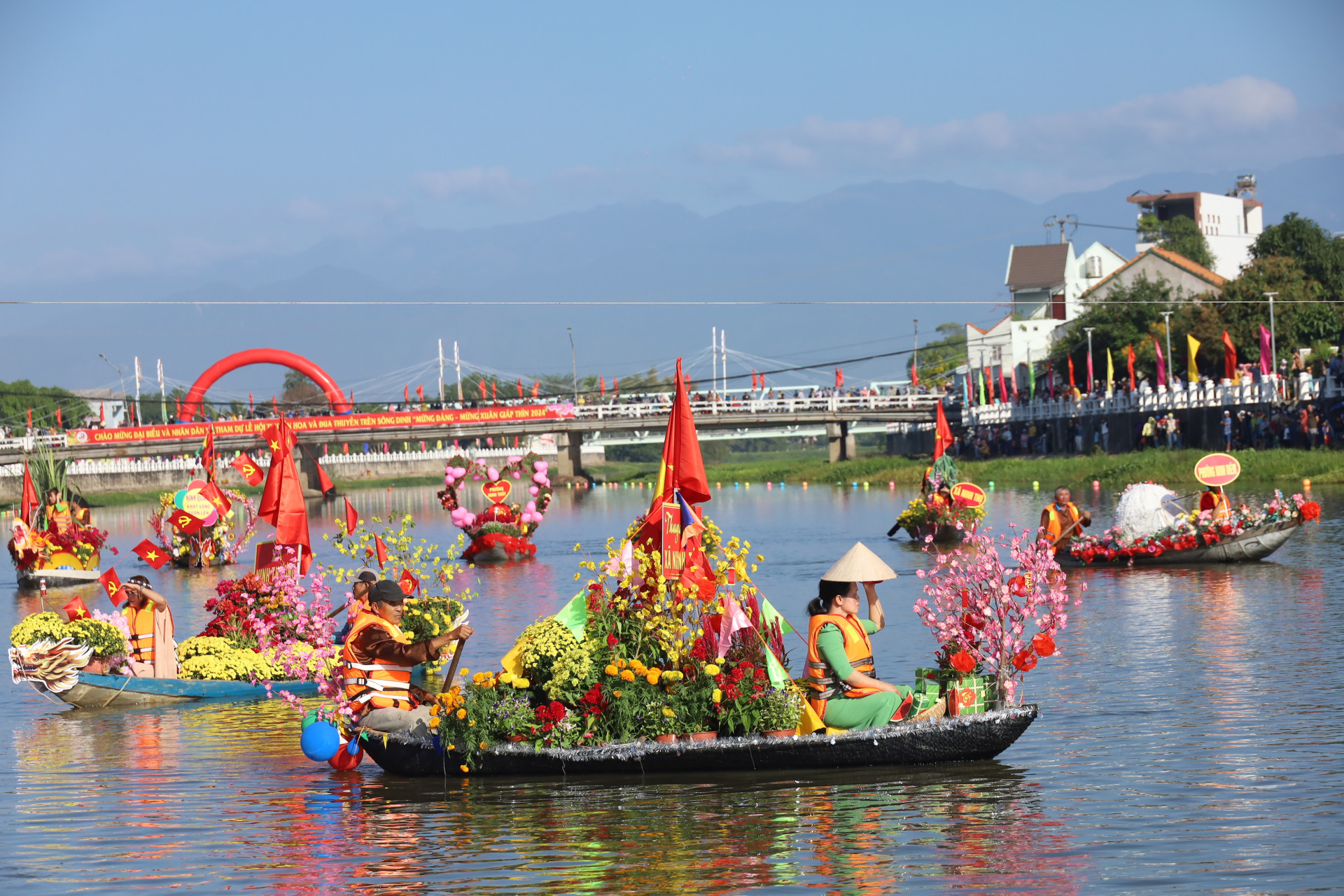 Lễ hội thuyền hoa và đua thuyền trên sông Dinh.