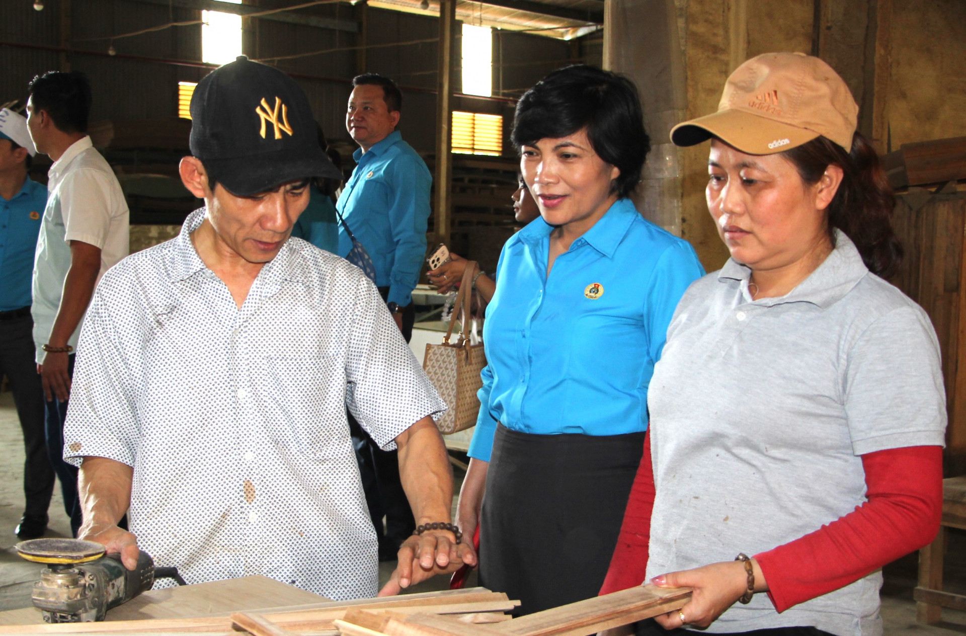 Lãnh đạo Liên đoàn Lao động tỉnh thăm hỏi điều kiện việc làm, thu nhập, đời sống của công nhân Khu công nghiệp Suối Dầu.