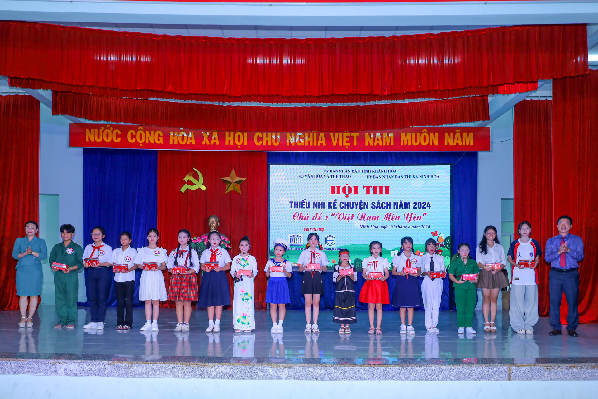 Lãnh đạo Sở Văn hóa và Thể thao cùng lãnh đạo UBND thị xã Ninh Hòa tặng quà cho các thí sinh chính thức tham gia hội thi.