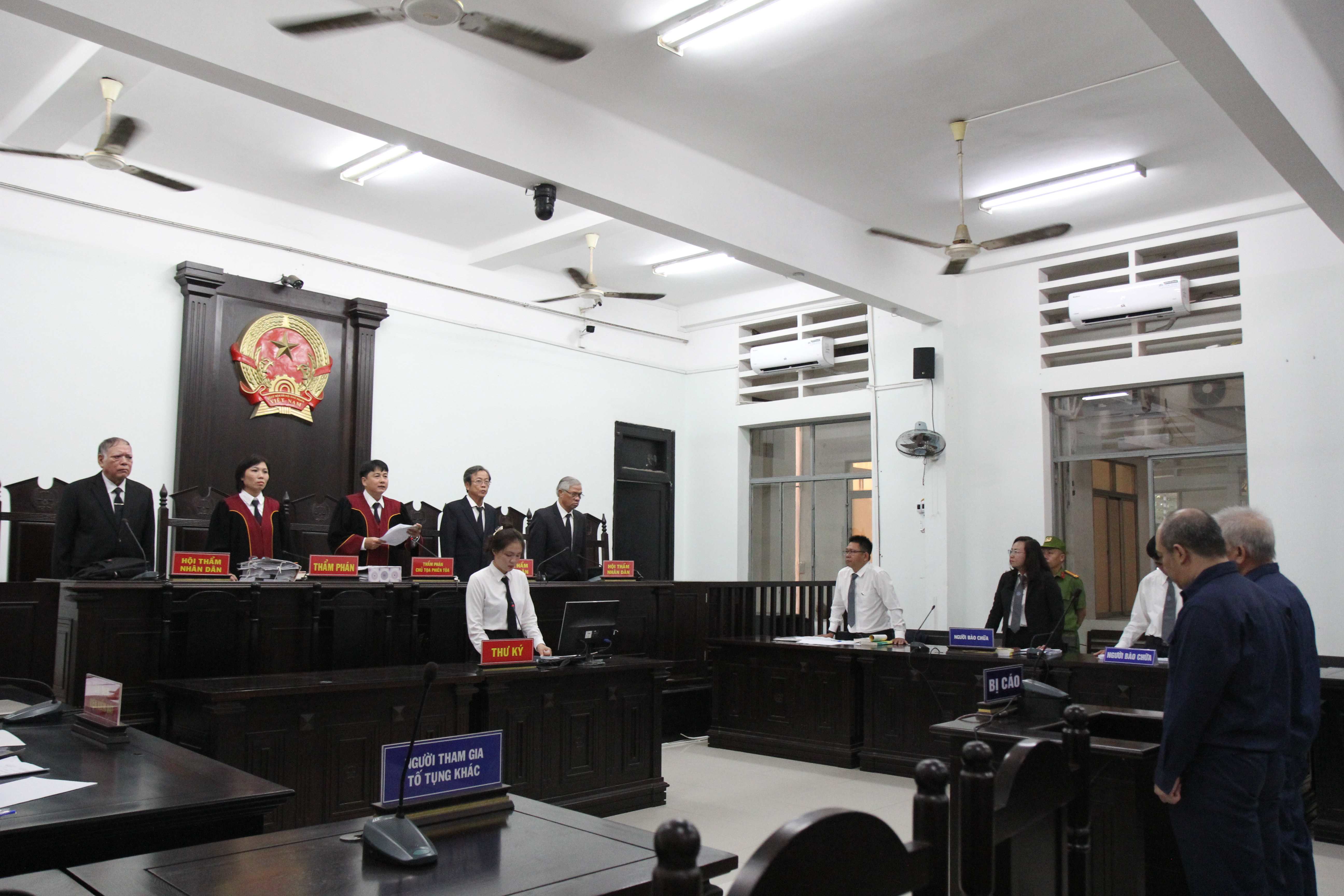 Tuyên phạt 2 bị cáo trong vụ án nhận hối lộ, giả mạo trong công tác tại Trung tâm Đăng kiểm xe cơ giới Khánh Hòa