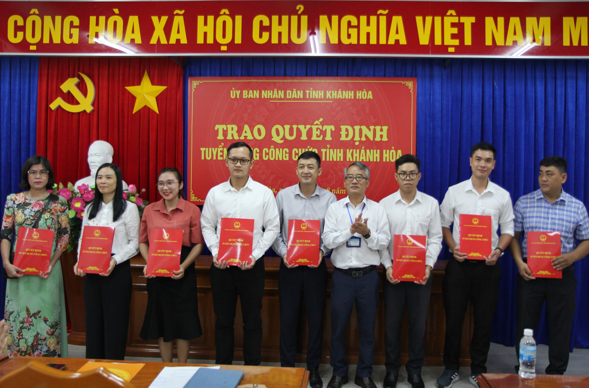 Trao quyết định tuyển dụng công chức cho 72 thí sinh trúng tuyển