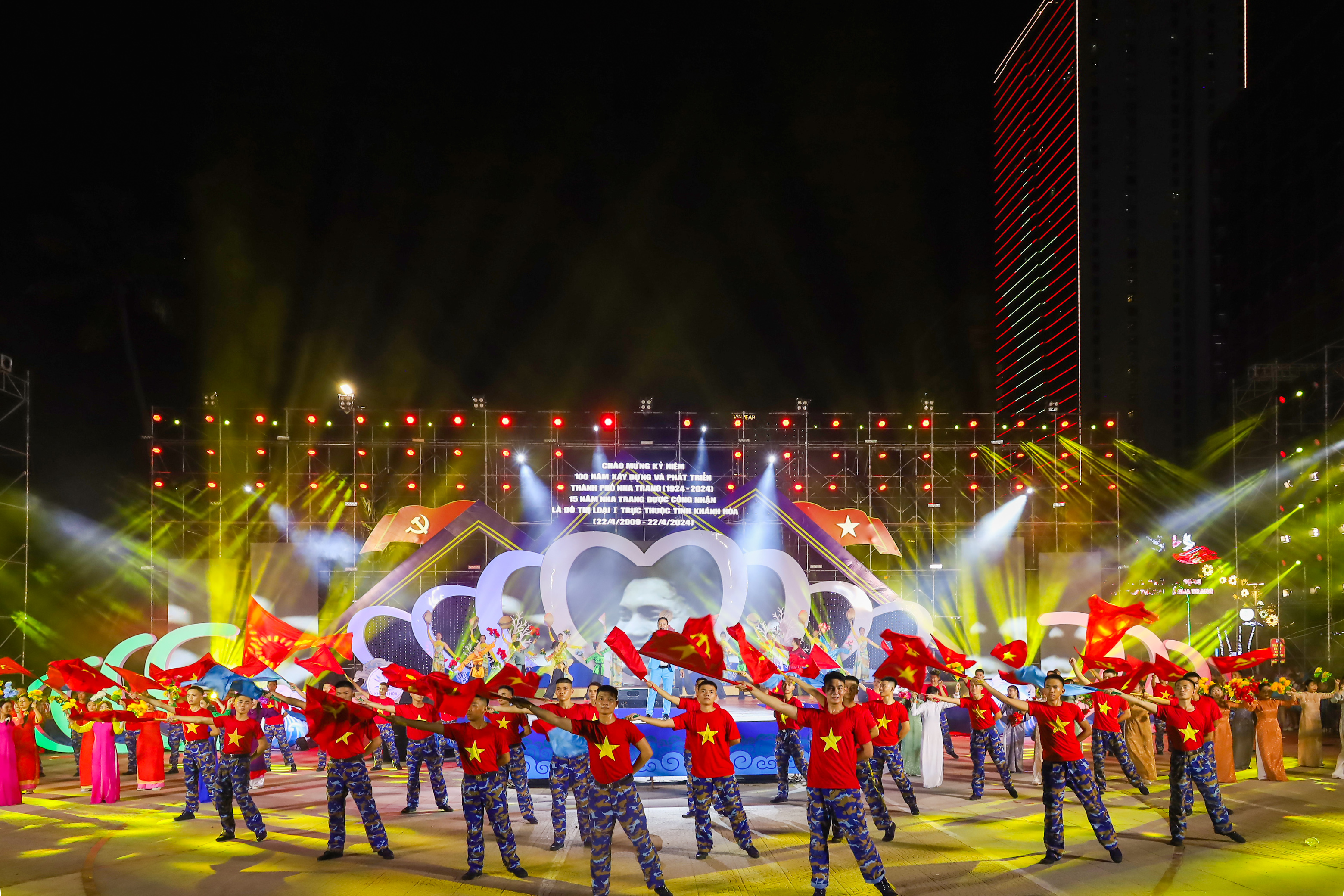 Trình chiếu cờ Tổ quốc Việt Nam trong ngày Quốc khánh 2-9