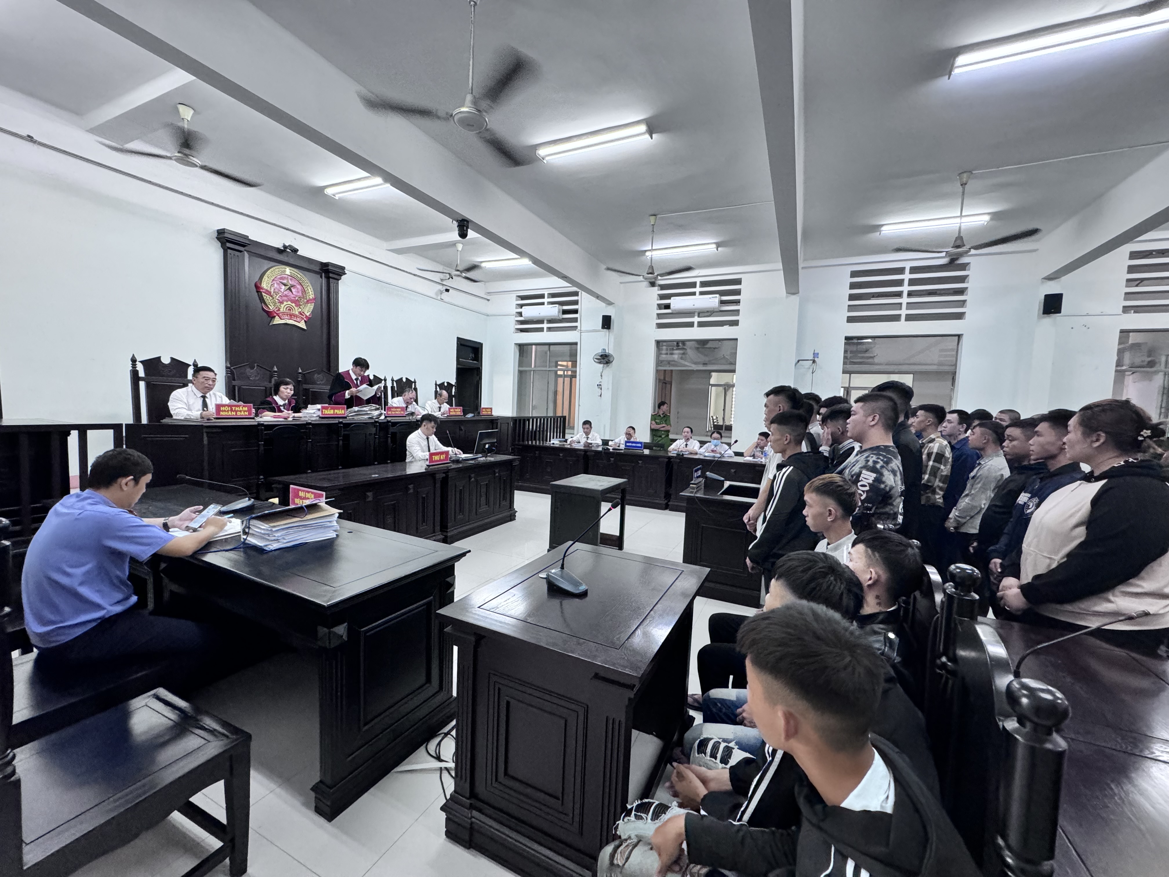 2 nhóm thanh niên hỗn chiến, 32 bị cáo vào tù