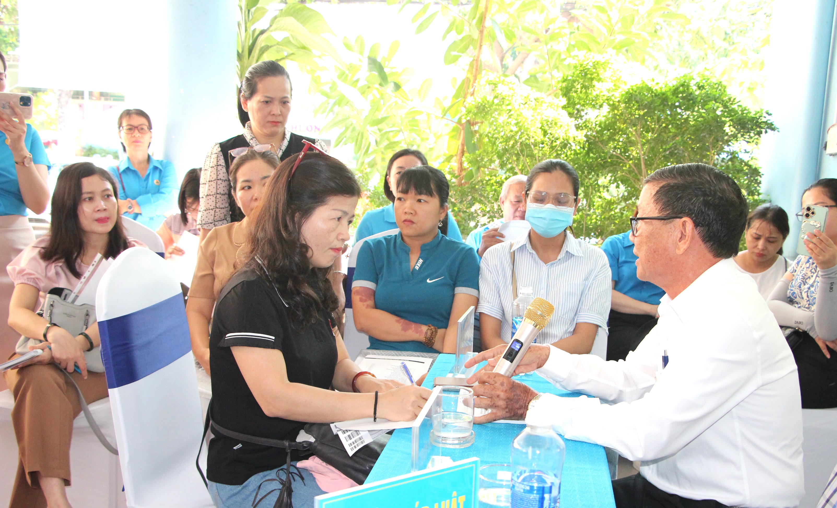 Tư vấn pháp luật và xét nghiệm miễn phí cho gần 200 lao động Nha Trang