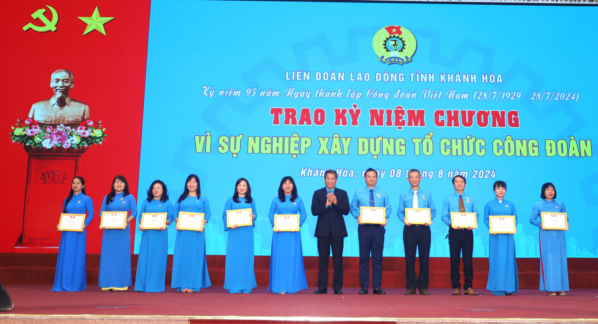 Đồng chí Huỳnh Thanh Xuân trao kỷ niệm chương vì sự nghiệp Công đoàn cho các cá nhân.