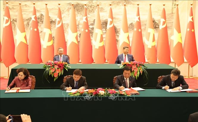 Việt Nam - Trung Quốc ký kết 14 văn kiện hợp tác giữa bộ, ngành và địa phương