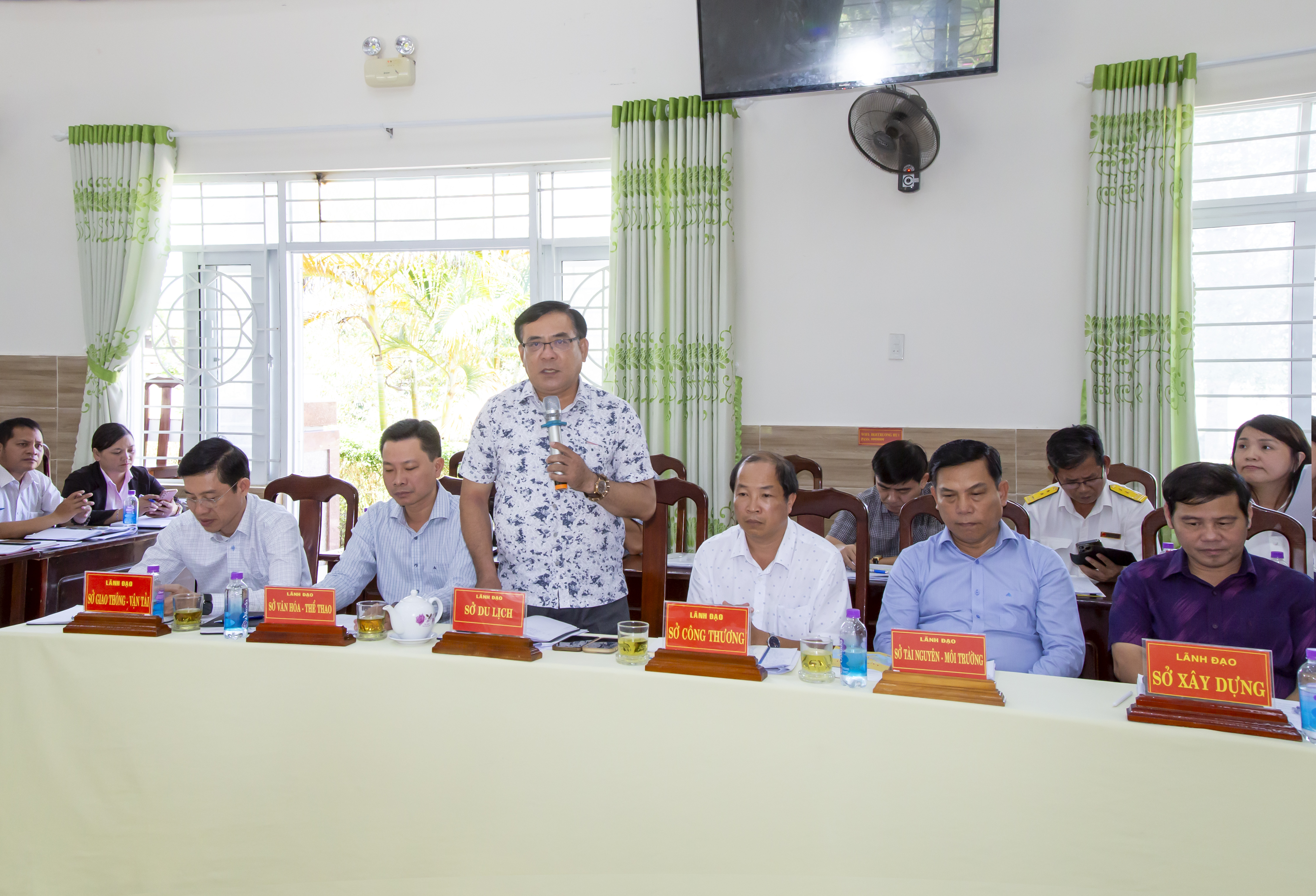 Lãnh đạo Sở Du lịch trao đổi về những vấn đề liên quan đến phát triển du lịch tại huyện Khánh Sơn