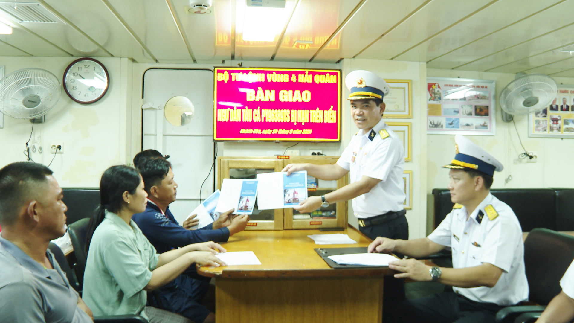 Bộ Tư lệnh Vùng 4 Hải quân:: Bàn giao 5 ngư dân Phú Yên bị chìm tàu cho gia đình, địa phương