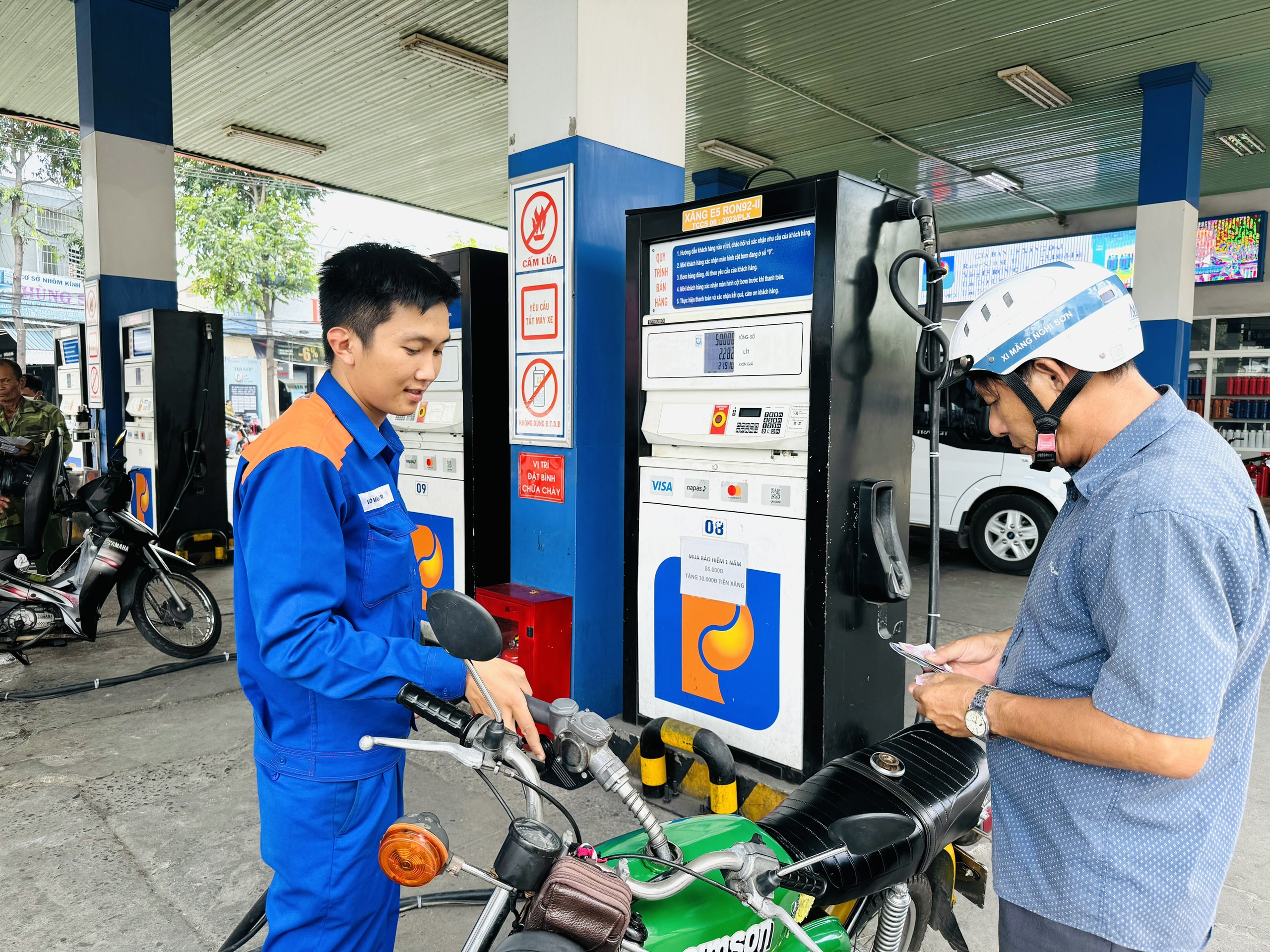 Giá xăng dầu giảm từ 230 đến 320 đồng/lít