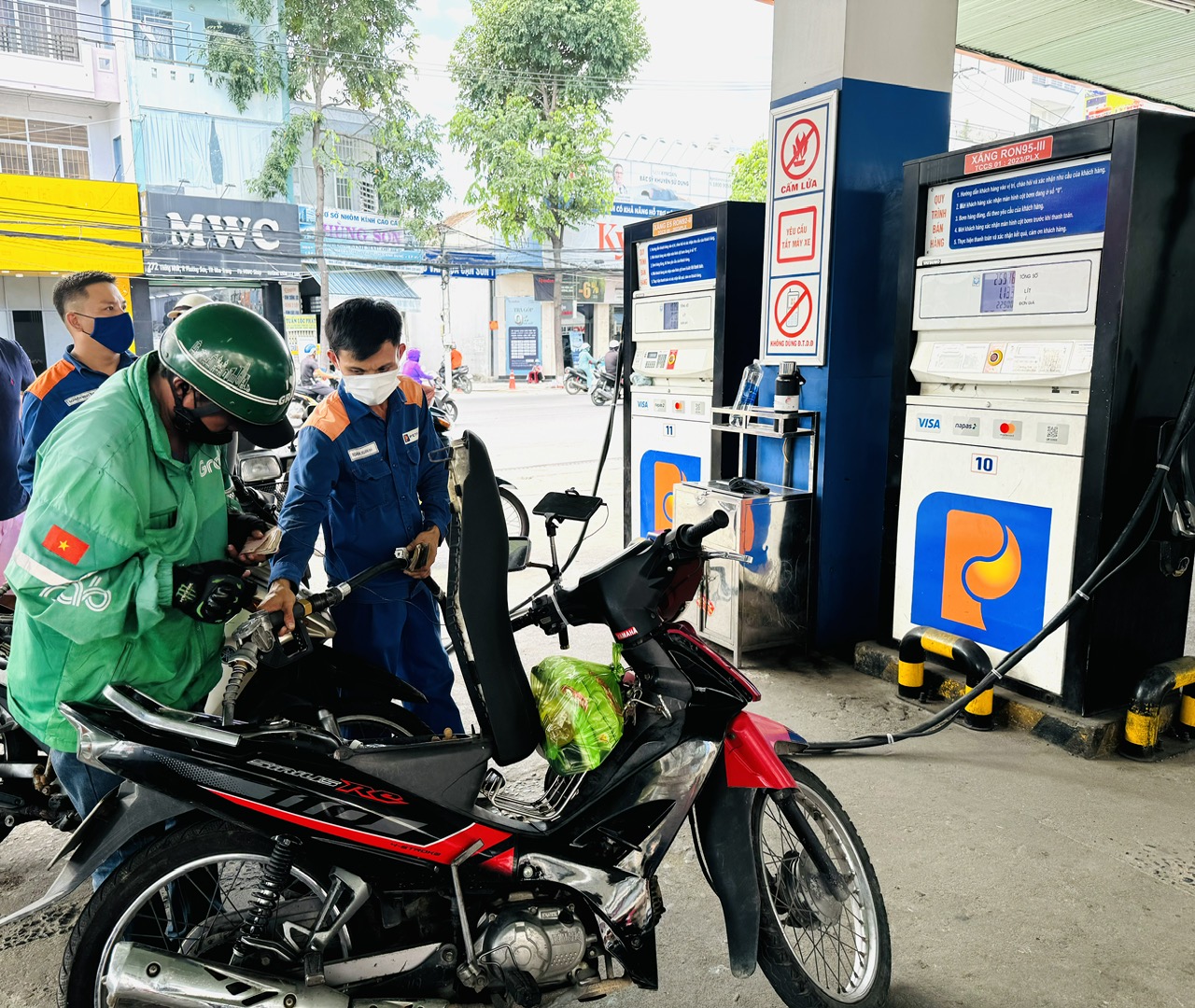 Giá xăng giảm gần 1.000 đồng/lít