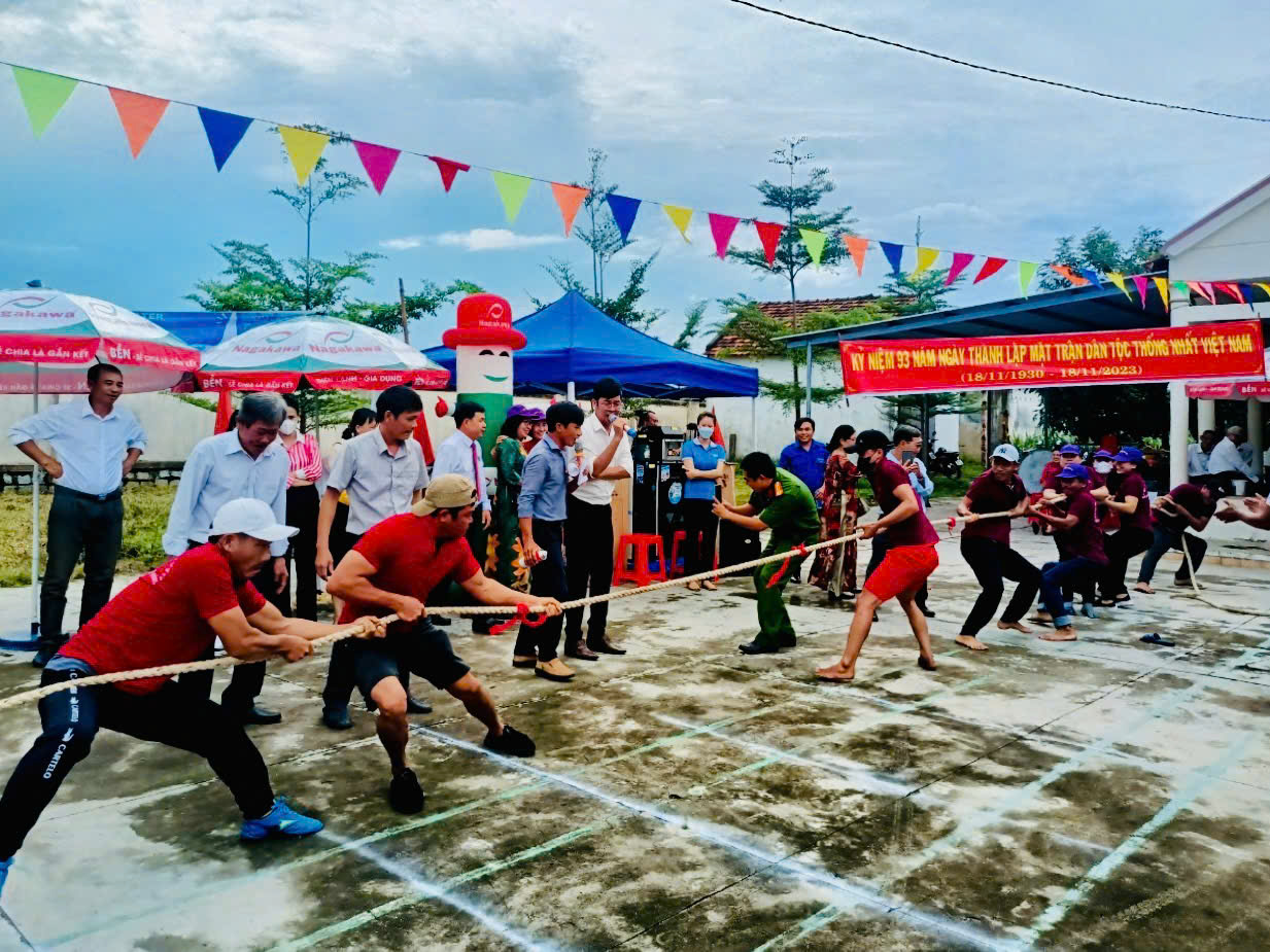 Người dân một khu dân cư tham gia hoạt động kéo co tại Ngày hội Đại đoàn kết toàn dân tộc năm 2023