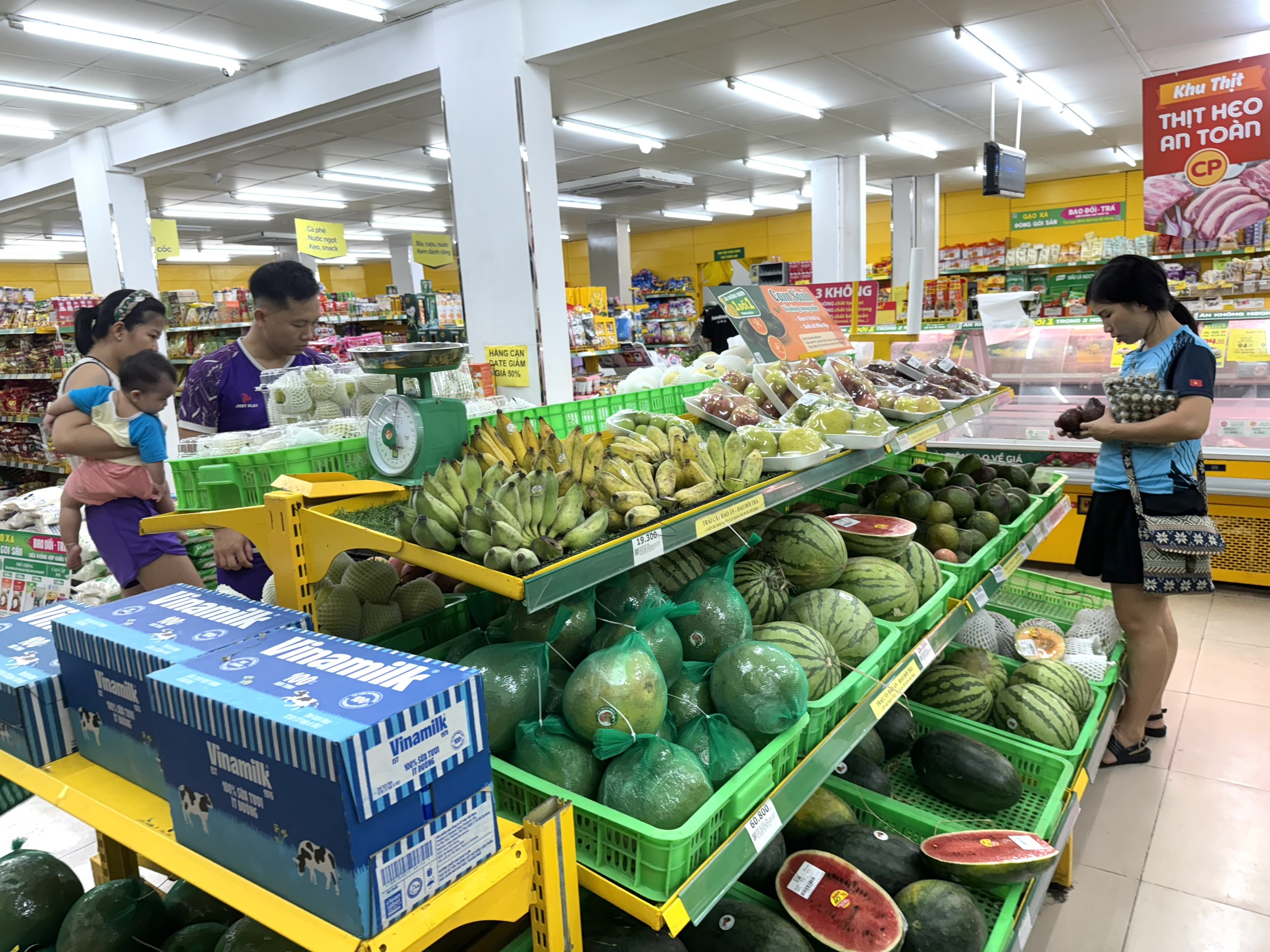 Người dân mua hàng tại cửa hàng bách hóa ở xã Vĩnh Ngọc tối 13-8