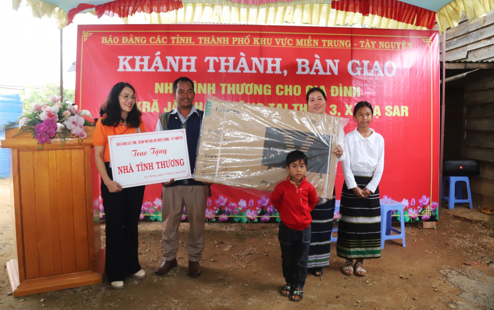 Nhà báo Hồ Thị Lan - Tổng Biên tập Báo Lâm Đồng trao tặng tivi cho gia đình anh Ha Chiêng.