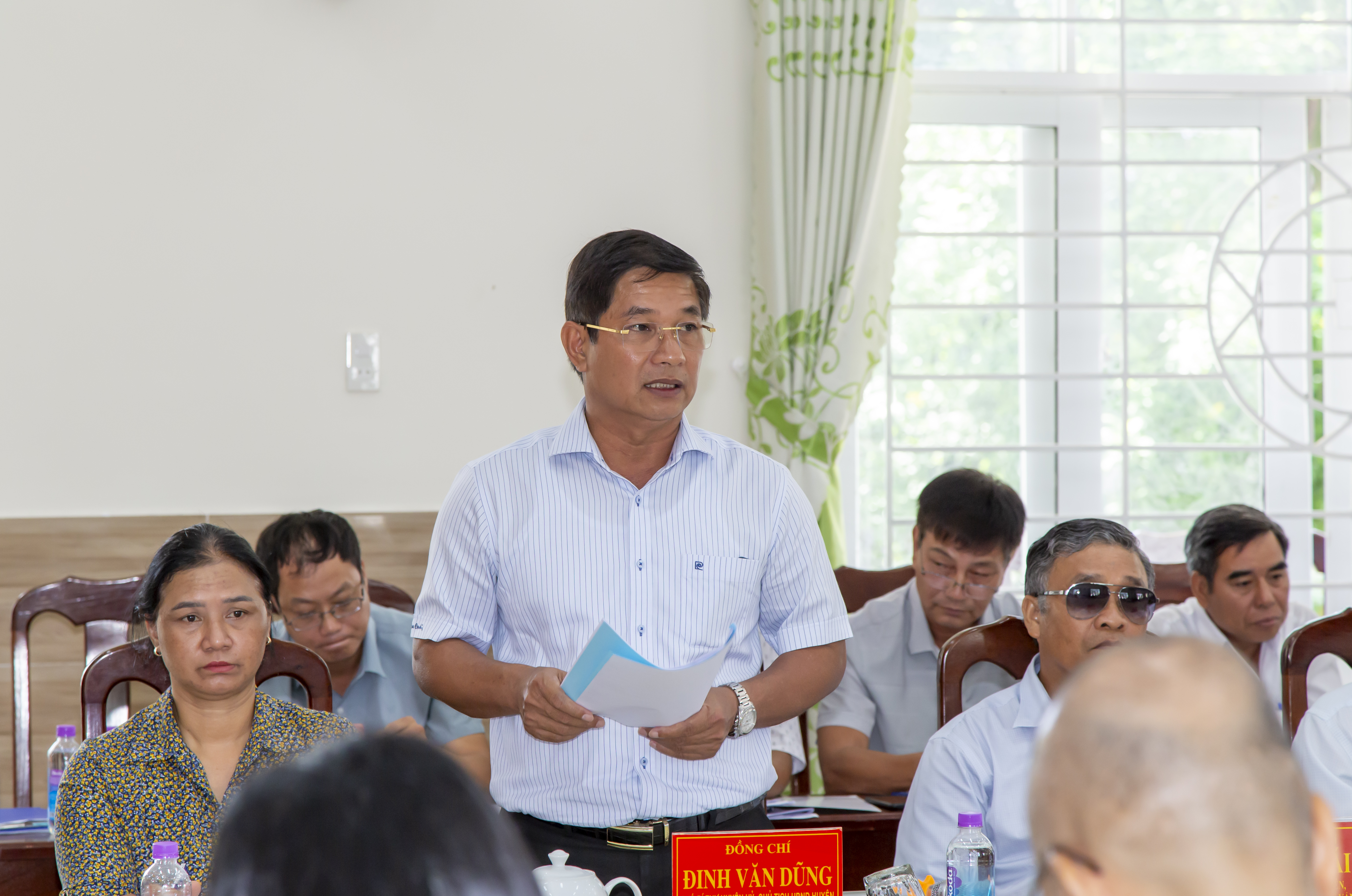 Ông Đinh Văn Dũng - Chủ tịch UBND huyện Khánh Sơn báo cáo một số kết quả nổi bật trong phát triển kinh tế - xã hội huyện Khánh Sơn 7 tháng đầu năm nay