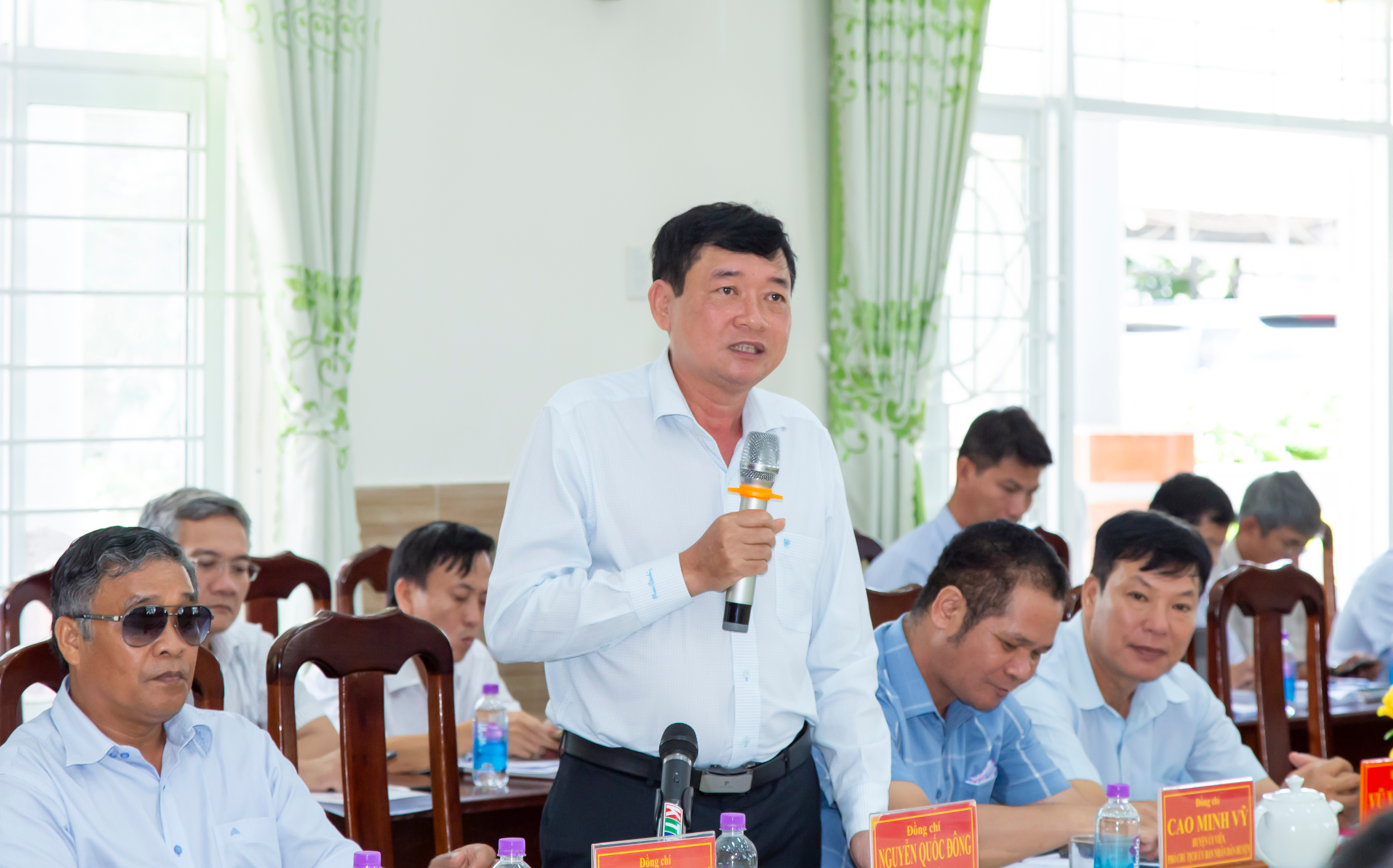 Ông Nguyễn Quốc Đông - Phó Chủ tịch UBND huyện Khánh Sơn báo cáo về nguyên nhân của việc giải ngân nguồn vố 3 chương trình mục tiêu quốc gia trên địa bàn huyện Khánh Sơn còn chậm