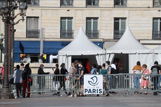 Một điểm xét nghiệm COVID-19 tại Paris, Pháp. Ảnh tư liệu: AFP/TTXVN

